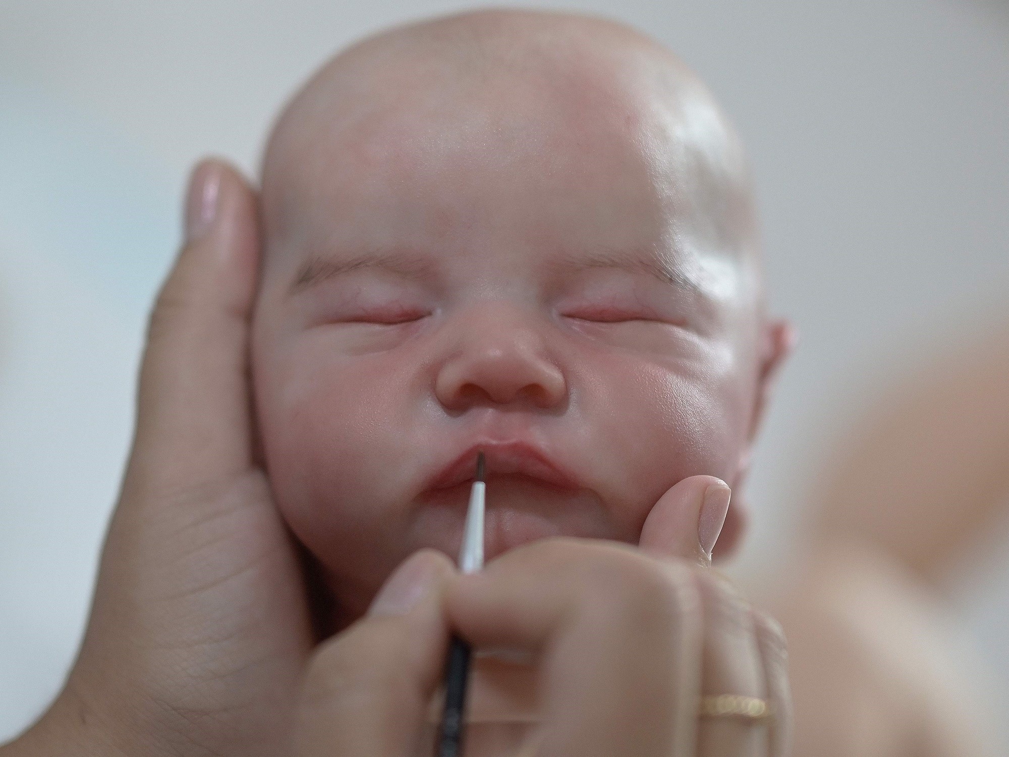 Reborn babies: the disturbing advance of hyper-realistic dolls that breathe, cry, and seem to come to life thanks to AI.