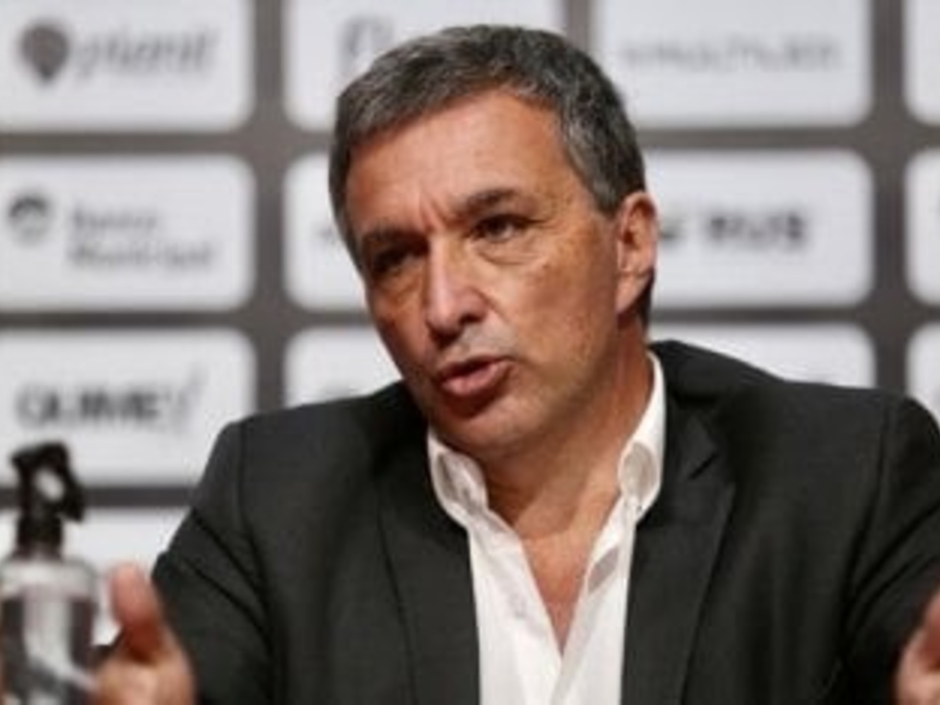 Schandaal bij Newell's over foto met Malcorra: President Astore maakte duidelijk dat de maatregel geen "straf" was, maar een "bescherming" voor de kinderen.