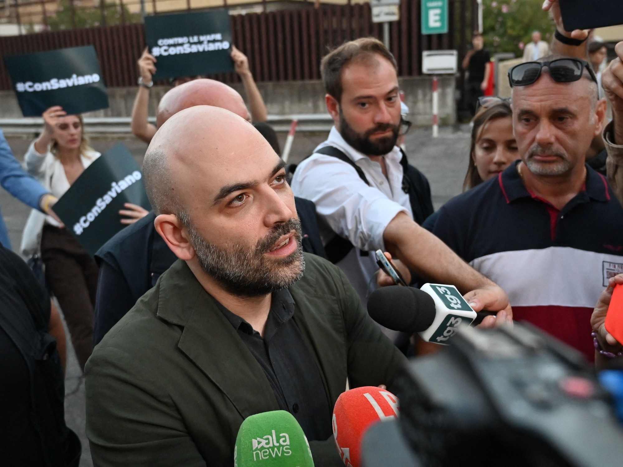 Roberto Saviano, Camorra'ya karşı önemli bir mahkumiyet elde etti: "Bu, hayatımın en önemli kararıydı."