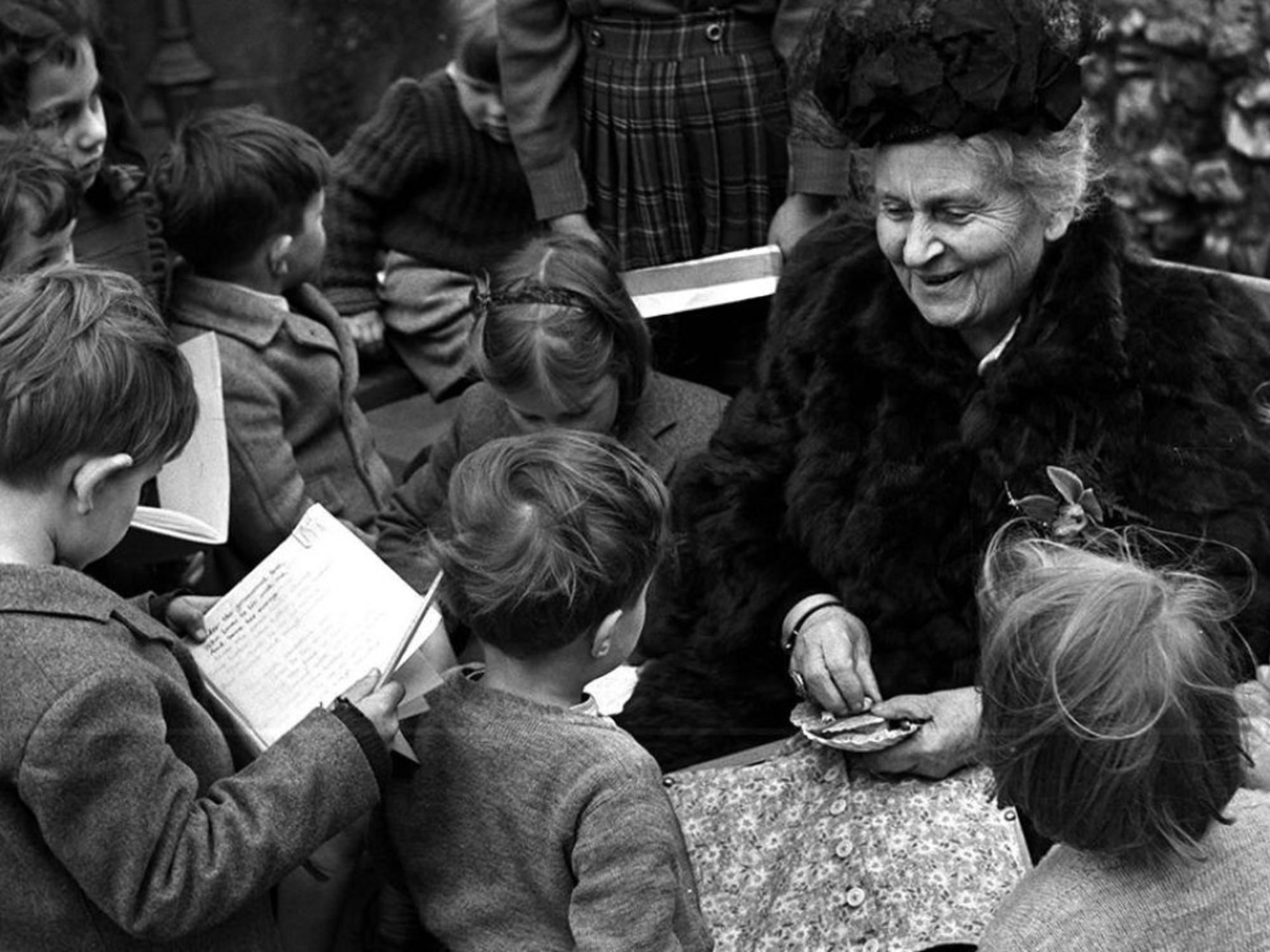 Maria Montessori: Die Pionierärztin, die die Rolle der berufstätigen Frauen und das Wahlrecht verteidigte.