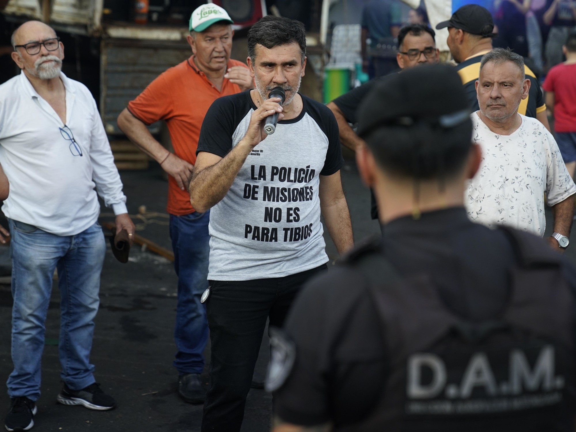Görev: Polis memurları ve askeri personel, bir sonraki eyalet seçimlerinde oy kullanamayacak.