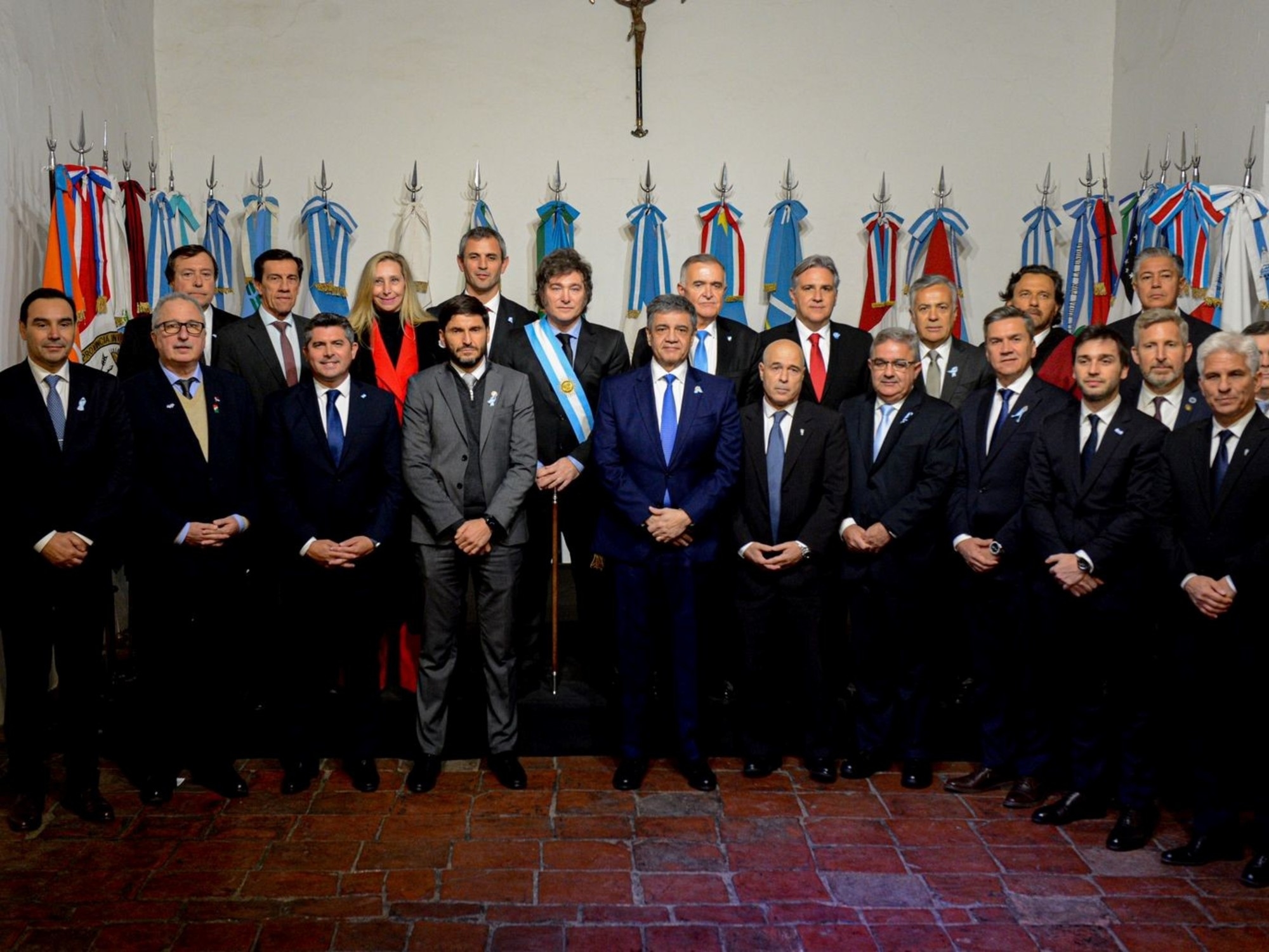 Angesichts der Herausforderungen im Kongress lädt Milei die Gouverneure nach Tucumán ein und hofft, Unterstützung auszuhandeln, um ein Veto abzuwehren.