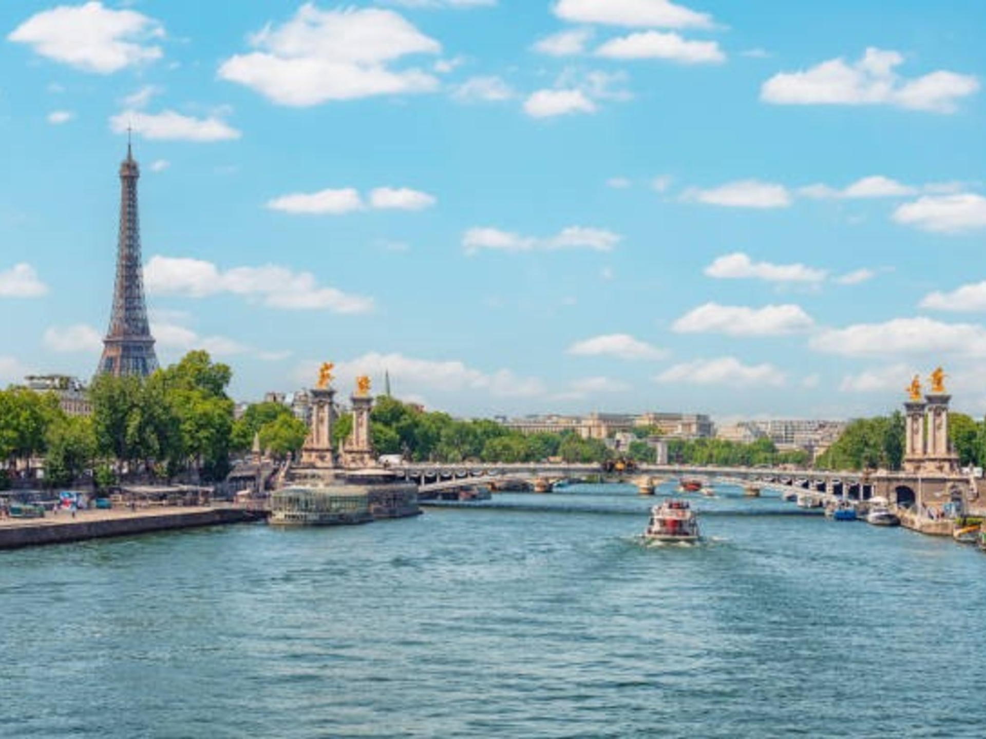 Paris'te Louvre Müzesi ve diğer anıtlardaki ısıyla mücadele için 110 kilometrelik yeraltı boruları kullanılıyor.