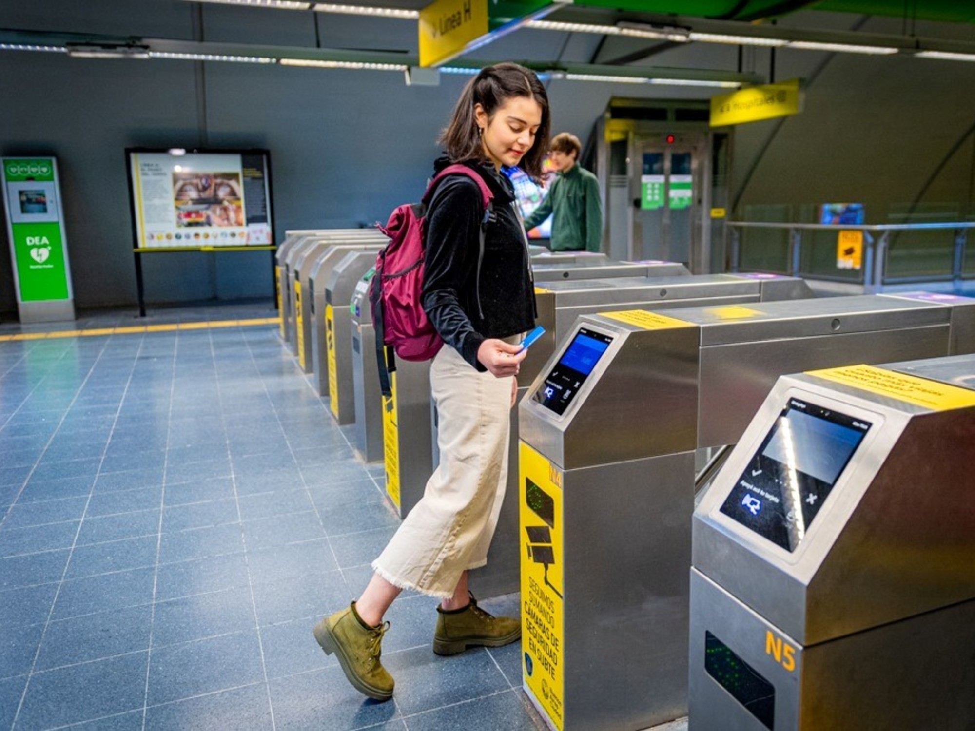 Cep telefonuyla metroda ödeme yapmak için QR kodu artık mevcut, ancak yalnızca cüzdan kullanıcıları için.