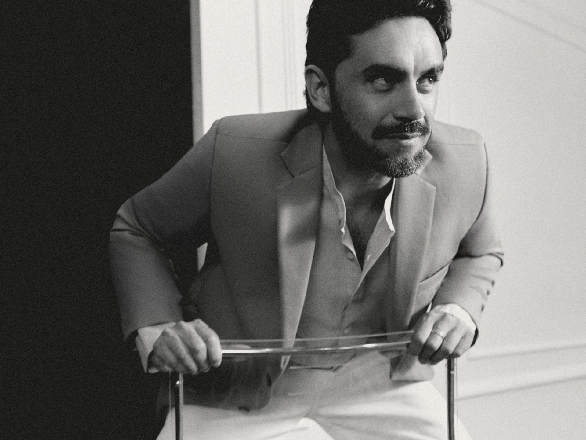 "Extranjera": Gonzalo Heredia's novel that connects Syrian immigration, secrets, and two temporalities
