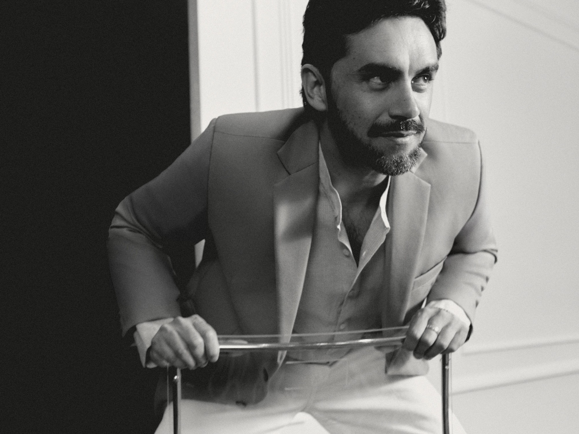 "Extranjera": Gonzalo Heredia's novel that connects Syrian immigration, secrets, and two temporalities