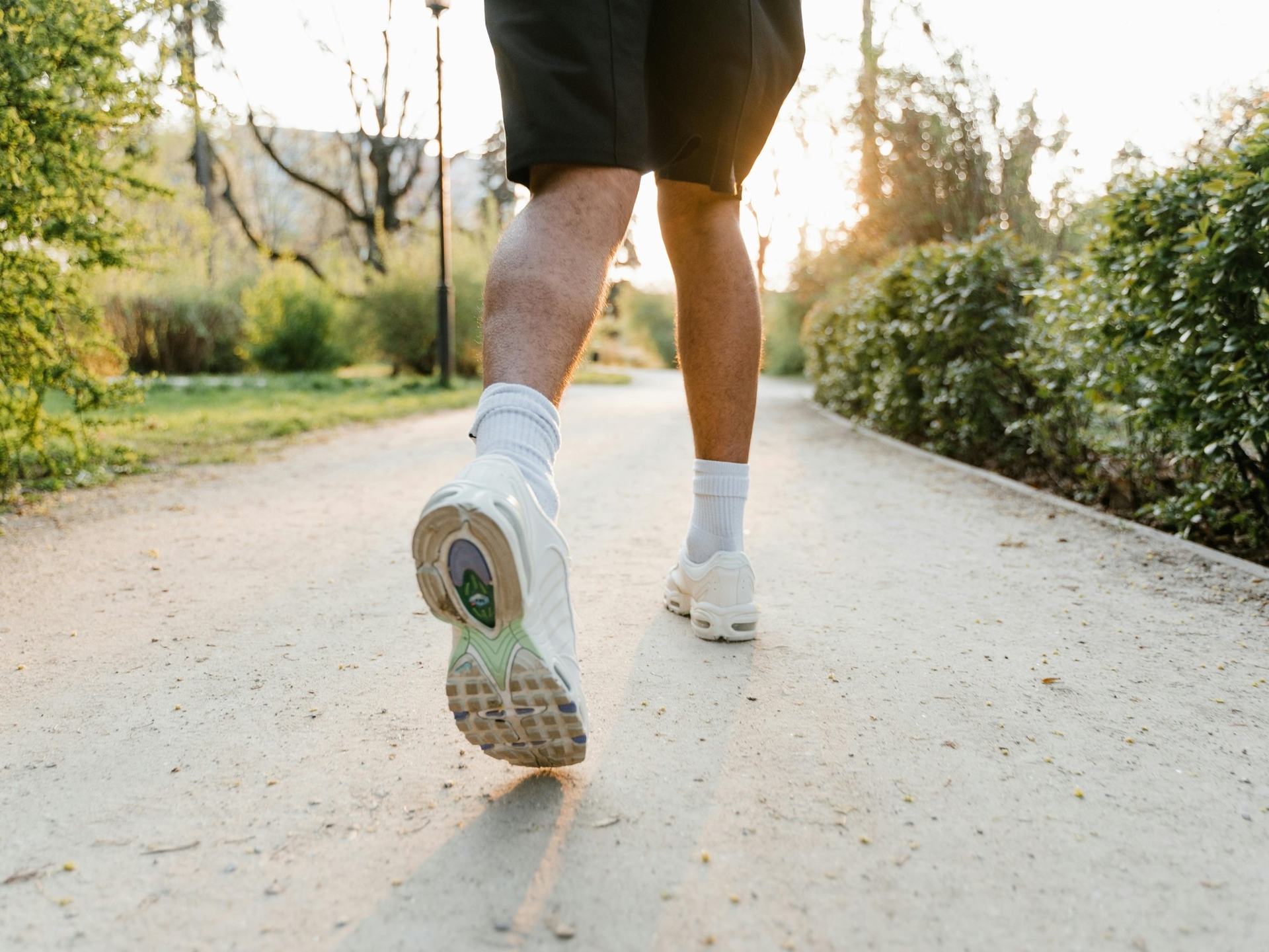 Marcher à reculons : comment cet exercice étrange peut brûler plus de calories et améliorer l'équilibre