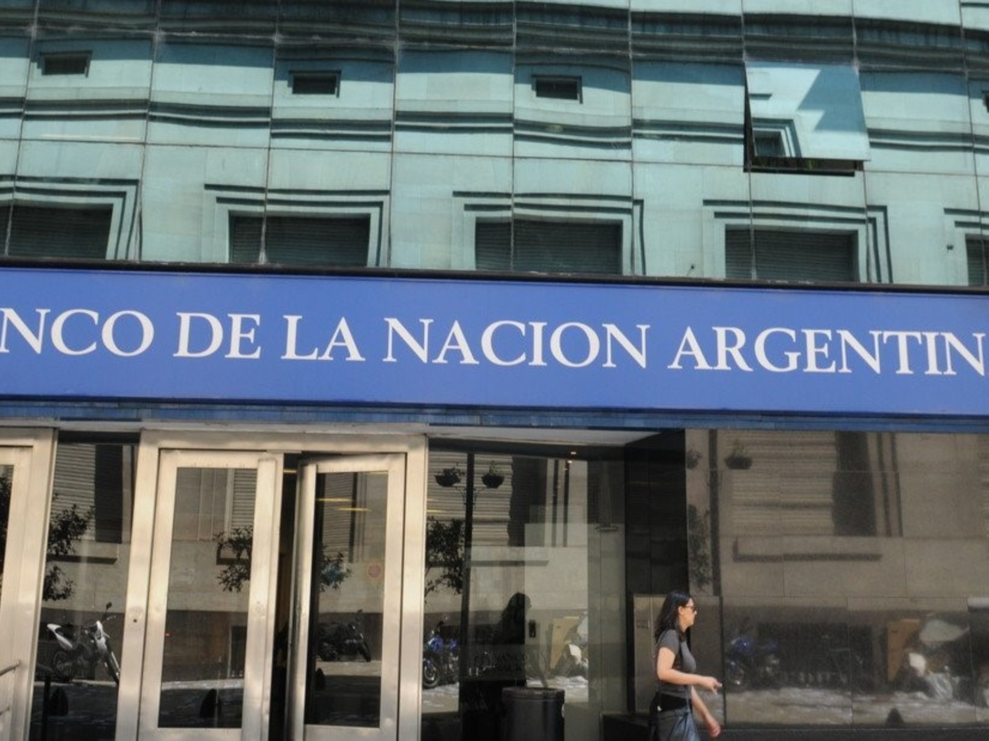 Federal La Plata Odası, Banco Nación'u halka açık bir limited şirkete dönüştüren kararnameyi durdurdu.