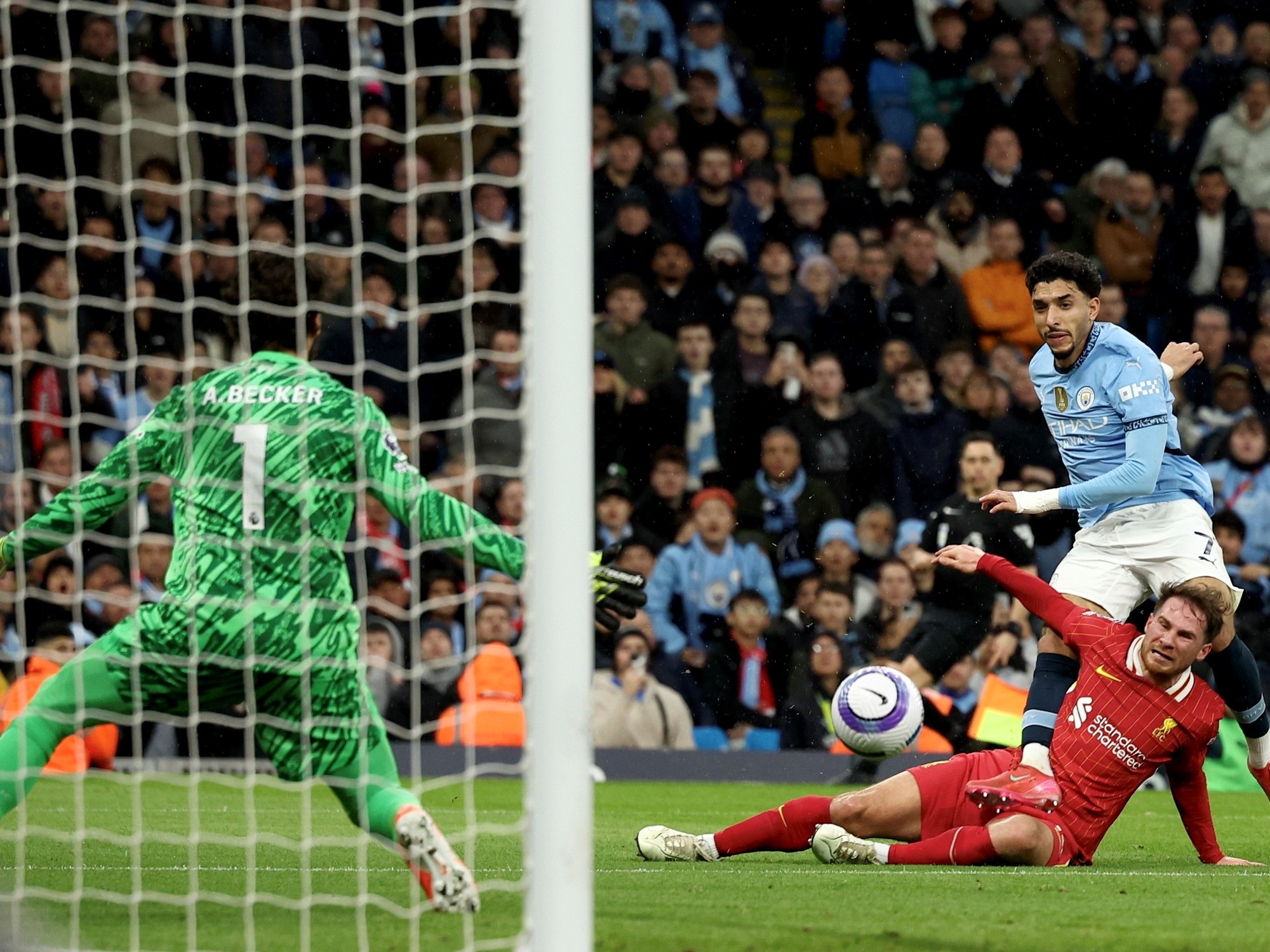 Alexis Mac Allister ha mostrato l'aspetto del suo viso dopo il forte colpo subito nella vittoria del Liverpool sul Manchester City