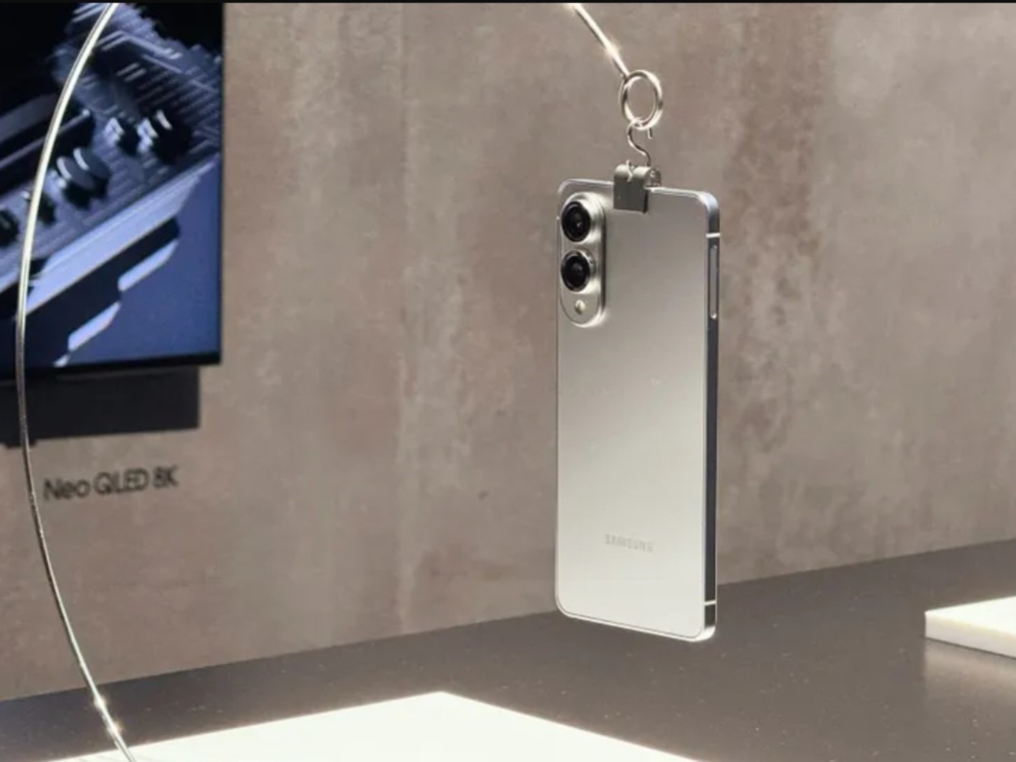 Er is een nieuw tijdperk aangebroken voor mobiele telefoons: hoe ziet het eerste ultradunne model op de markt eruit en hoeveel kost het?