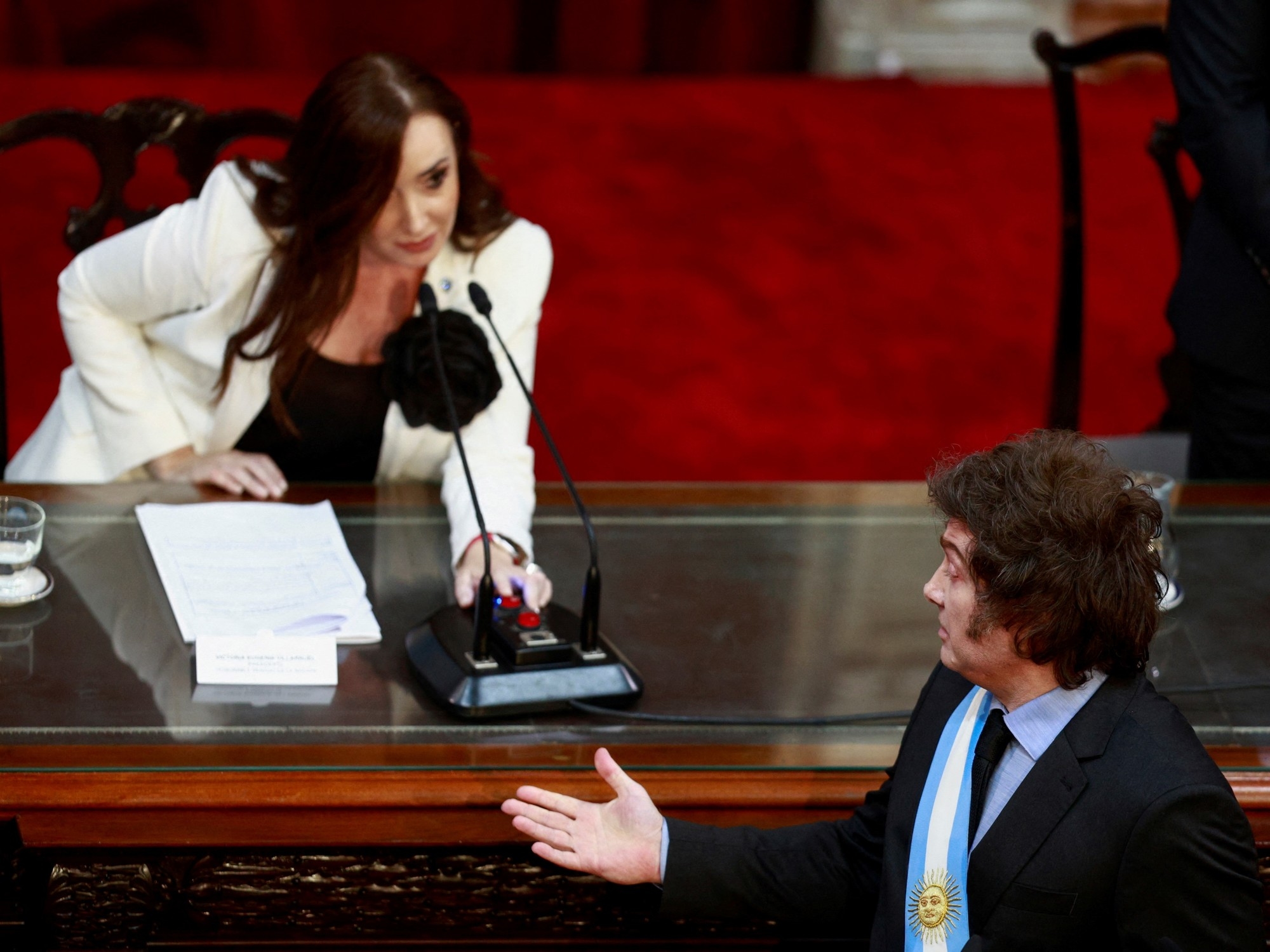 Javier Milei intensifica l'attacco a Victoria Villarruel: l'ha definita "traditrice" dopo l'approvazione dei progetti pensionistici.