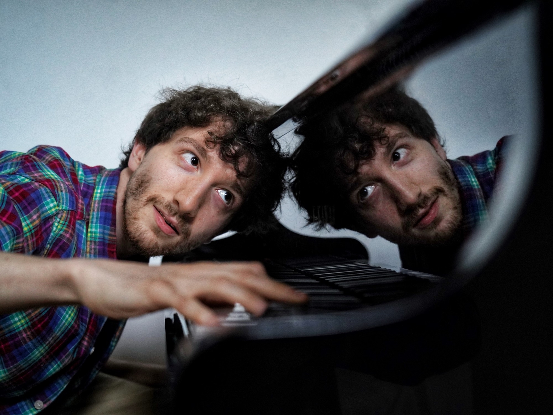 Er ist Mathematiker, Pianist und Sohn eines Gitarrenbauers: Wer ist Teo López Puccio und was macht er im Theater?