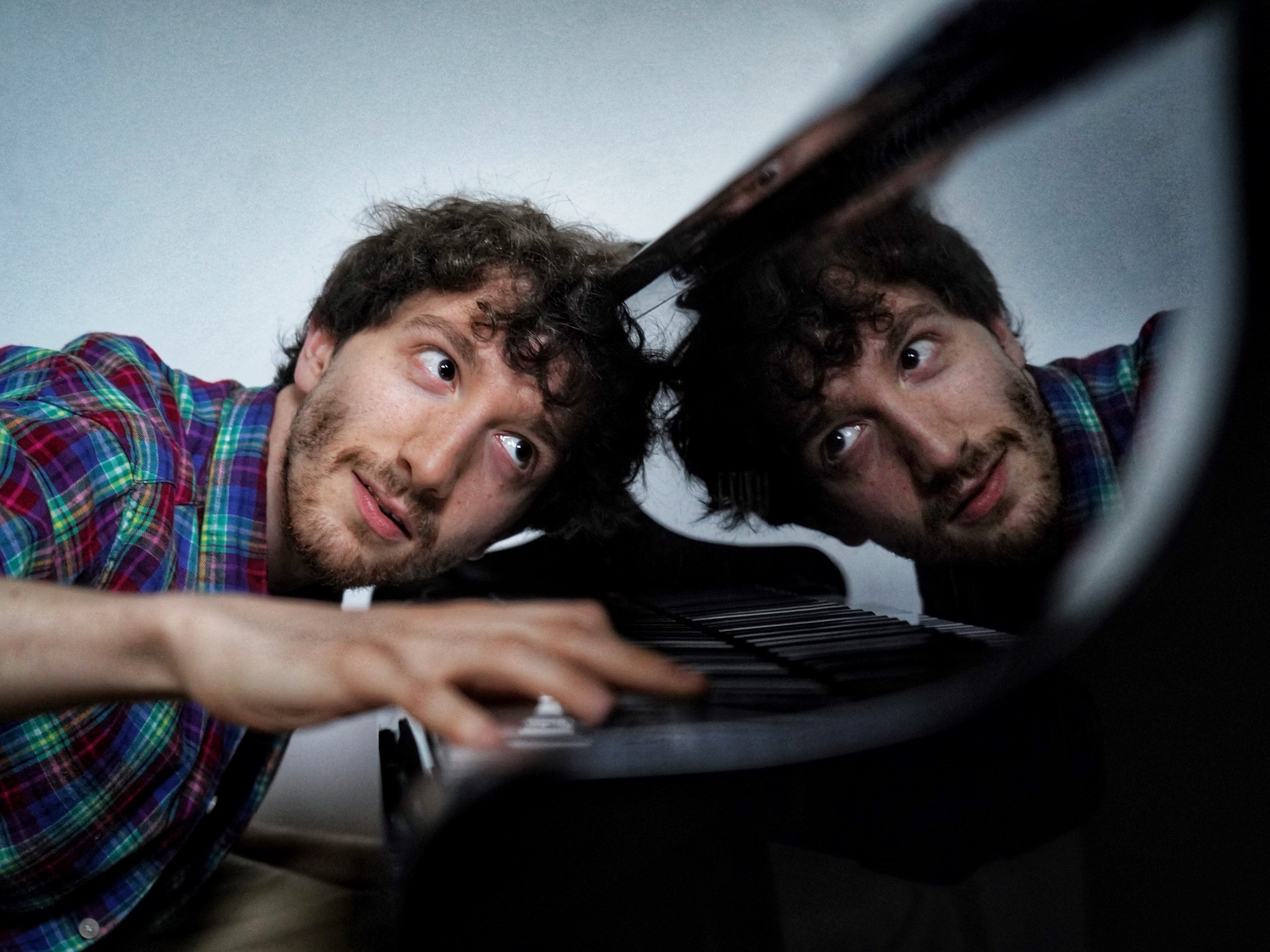 Er ist Mathematiker, Pianist und Sohn eines Gitarrenbauers: Wer ist Teo López Puccio und was macht er im Theater?