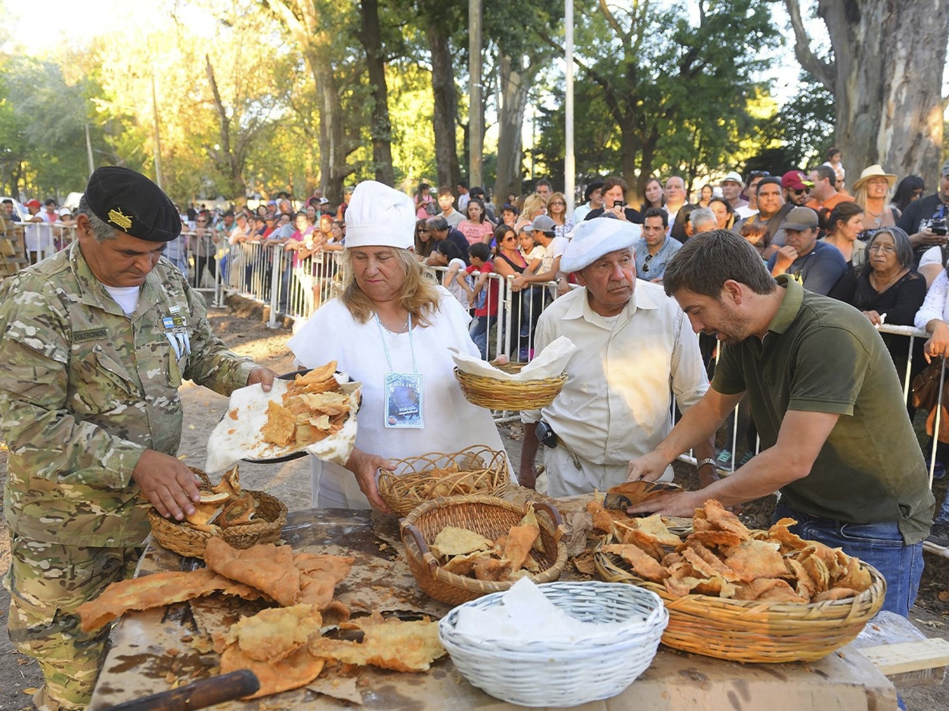 La torta frita más grande del mundo, un sándwich gigante y 4.000 empanadas: escapadas y fiestas tradicionales para el fin de semana