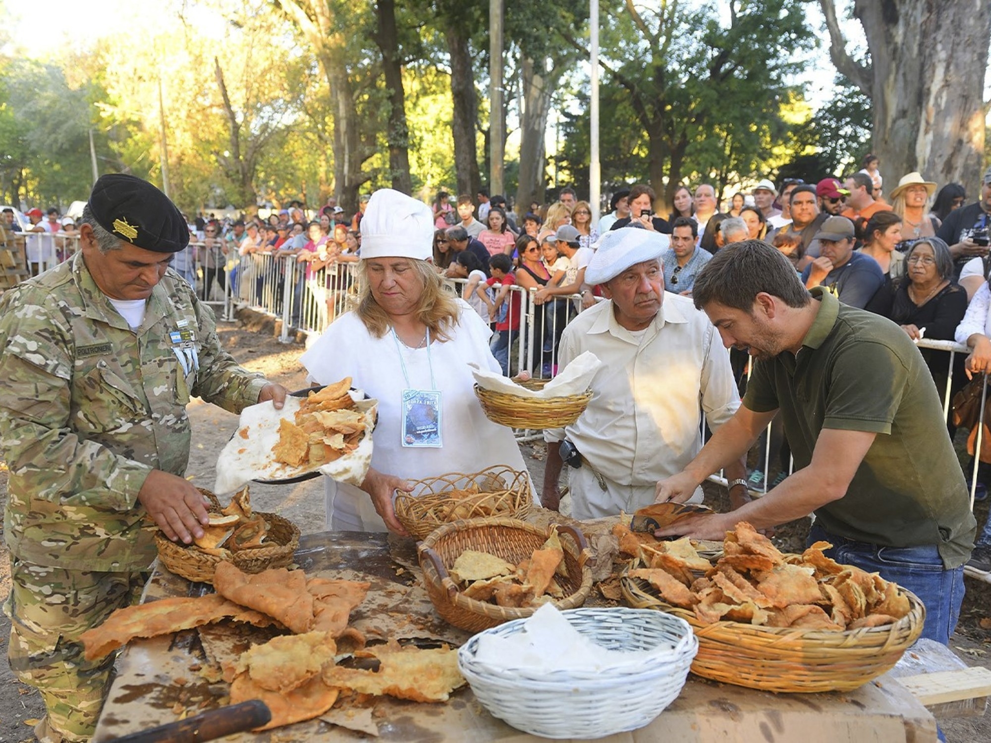 La torta frita más grande del mundo, un sándwich gigante y 4.000 empanadas: escapadas y fiestas tradicionales para el fin de semana