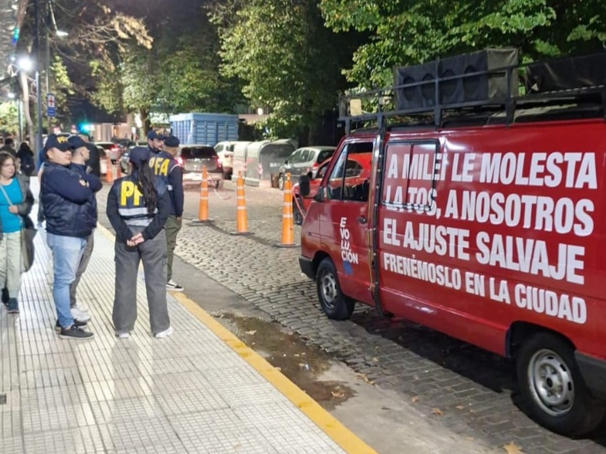L'Unité antiterroriste a arrêté huit militants radicaux de Lula Levy pour avoir fait campagne à proximité d'un événement de Milei.