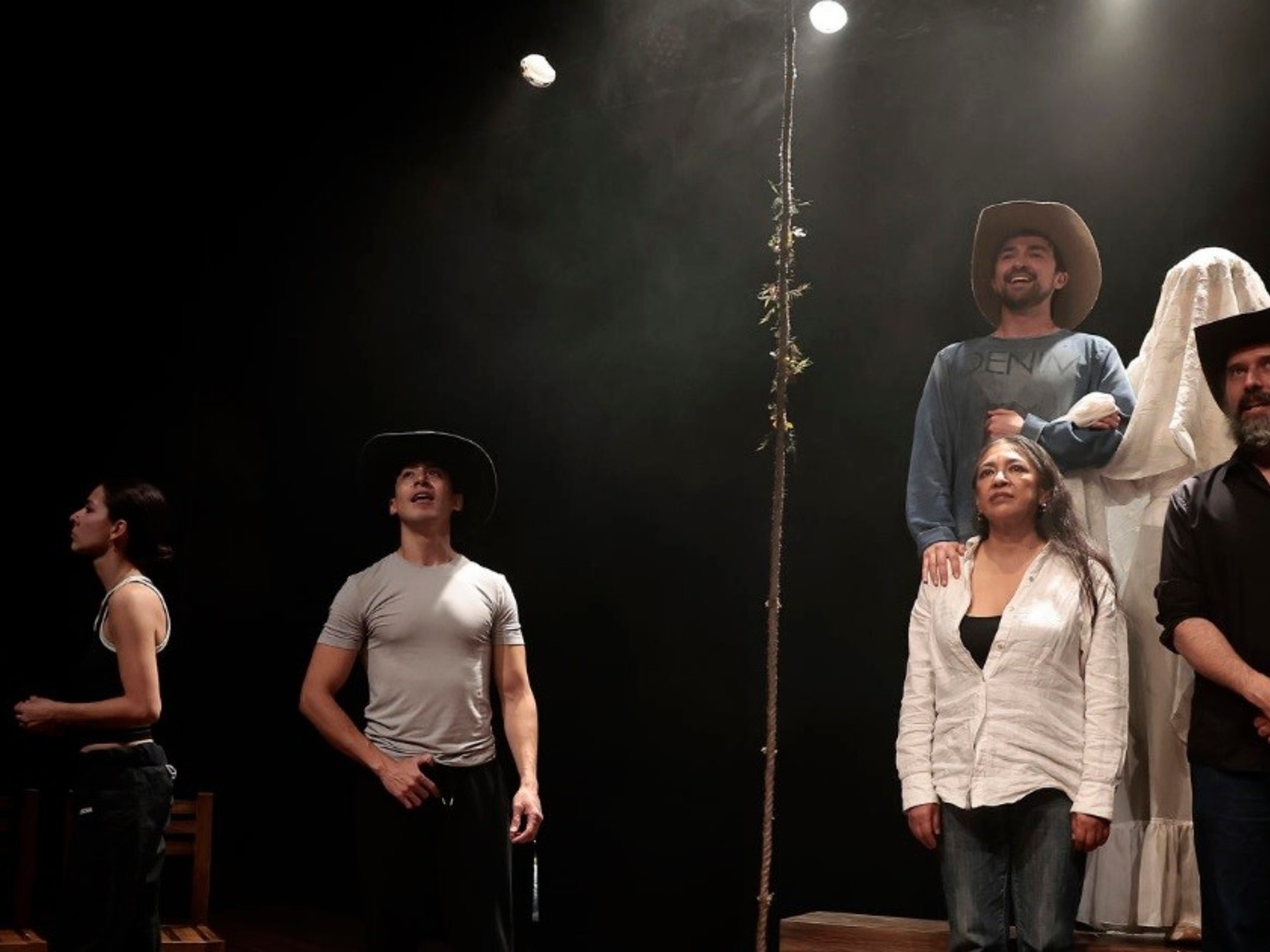 Almost a century later, Lorca arrives in Mexico with a revision of his work "Blood Wedding."
