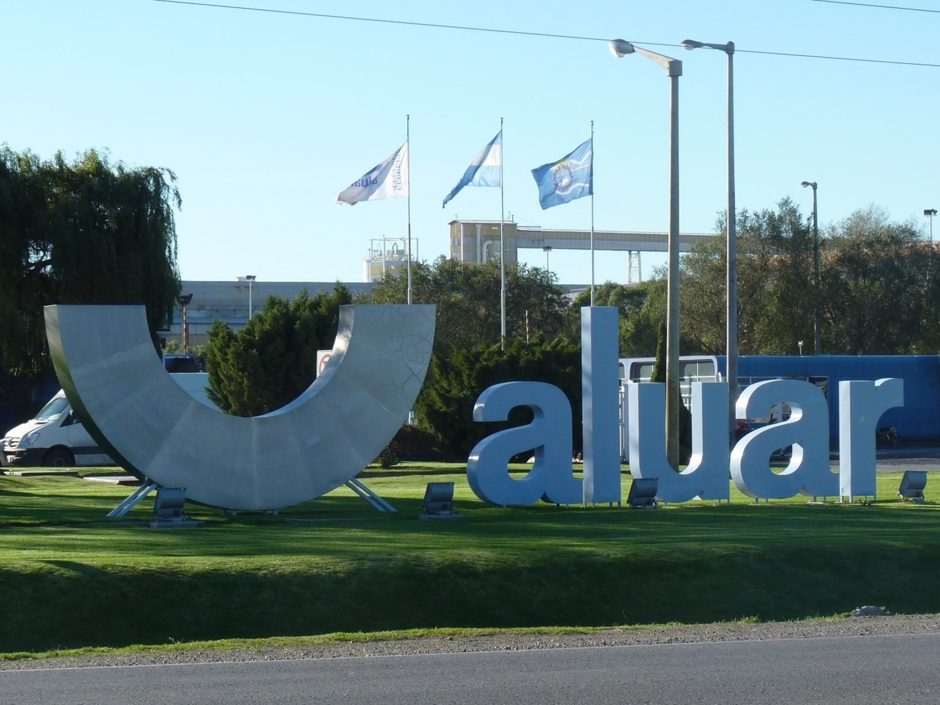 Aluar berekent de belastingverlagingen door in de prijzen en verlaagt deze met 25%.