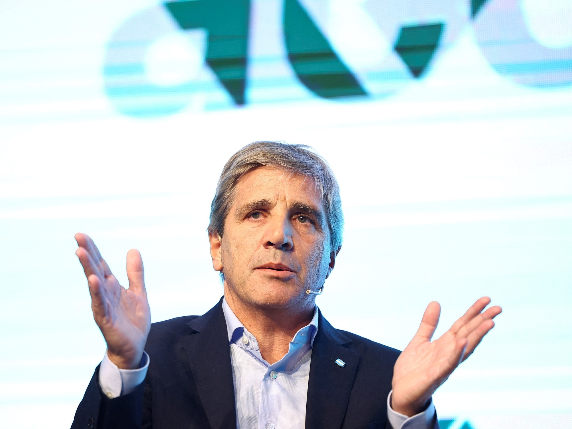 Luis Caputo gaf de regering van Kirchner de schuld van het risico voor het land en legde uit waarom ze reserves gaan kopen met een dollarkoers van $1.000.