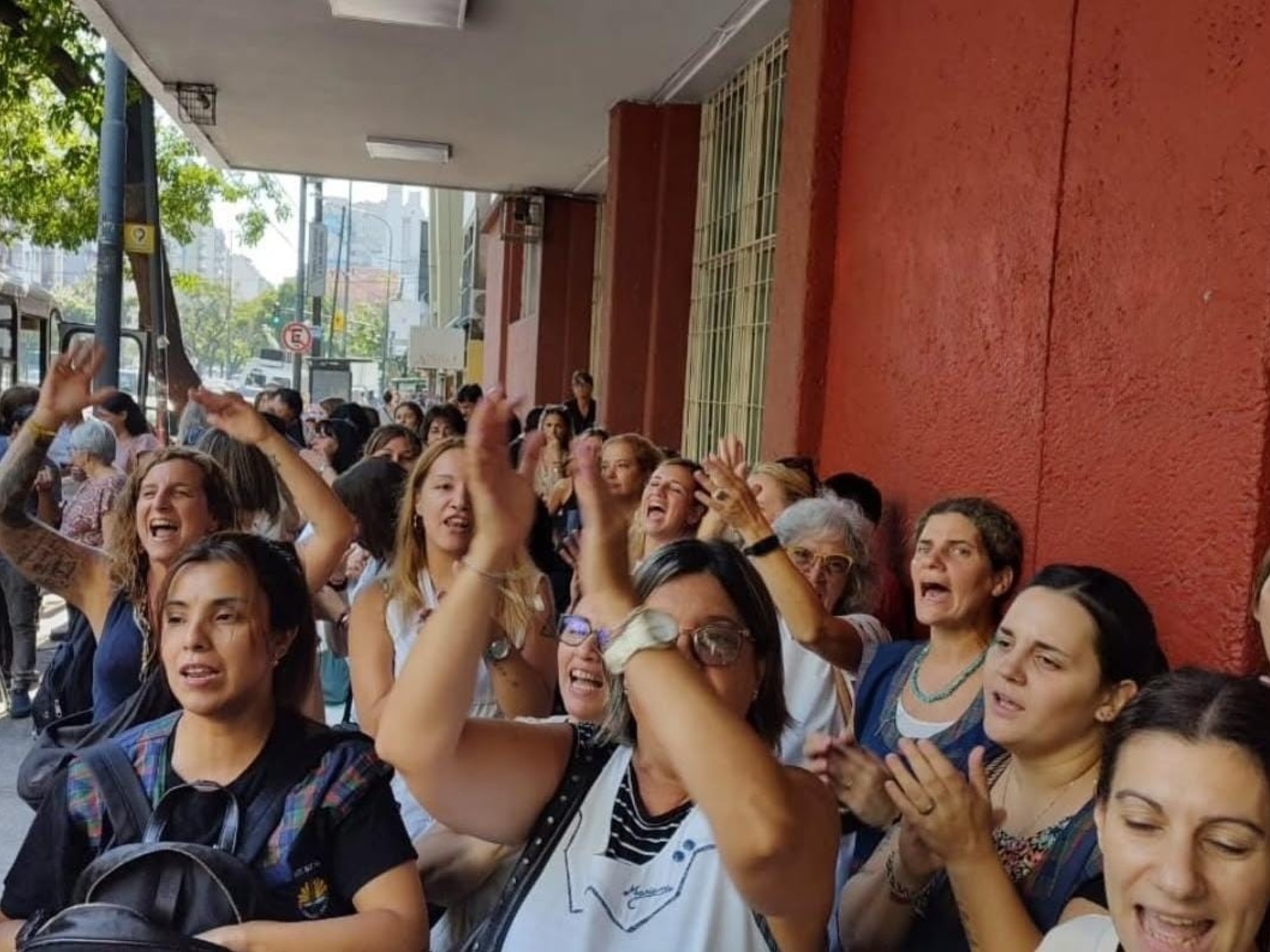 Düşük öğretmen maaşları ve istifalar: Savunma Bakanlığı'na bağlı geleneksel bir Buenos Aires okulunda kriz daha da kötüleşiyor.