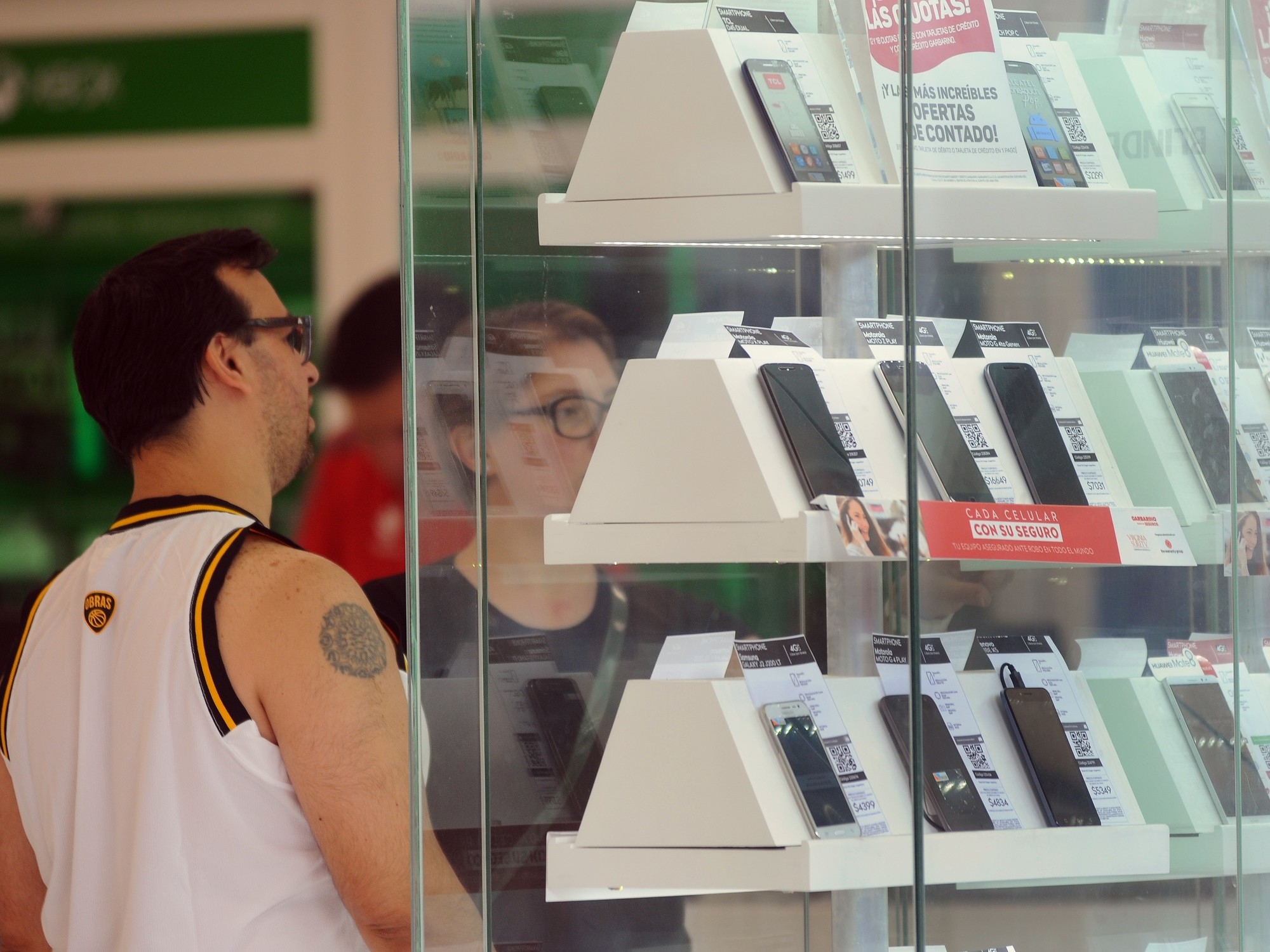 Telefony komórkowe: zapowiedź rządu nie zniechęciła do zakupów i to one były gwiazdą gorącej wyprzedaży.