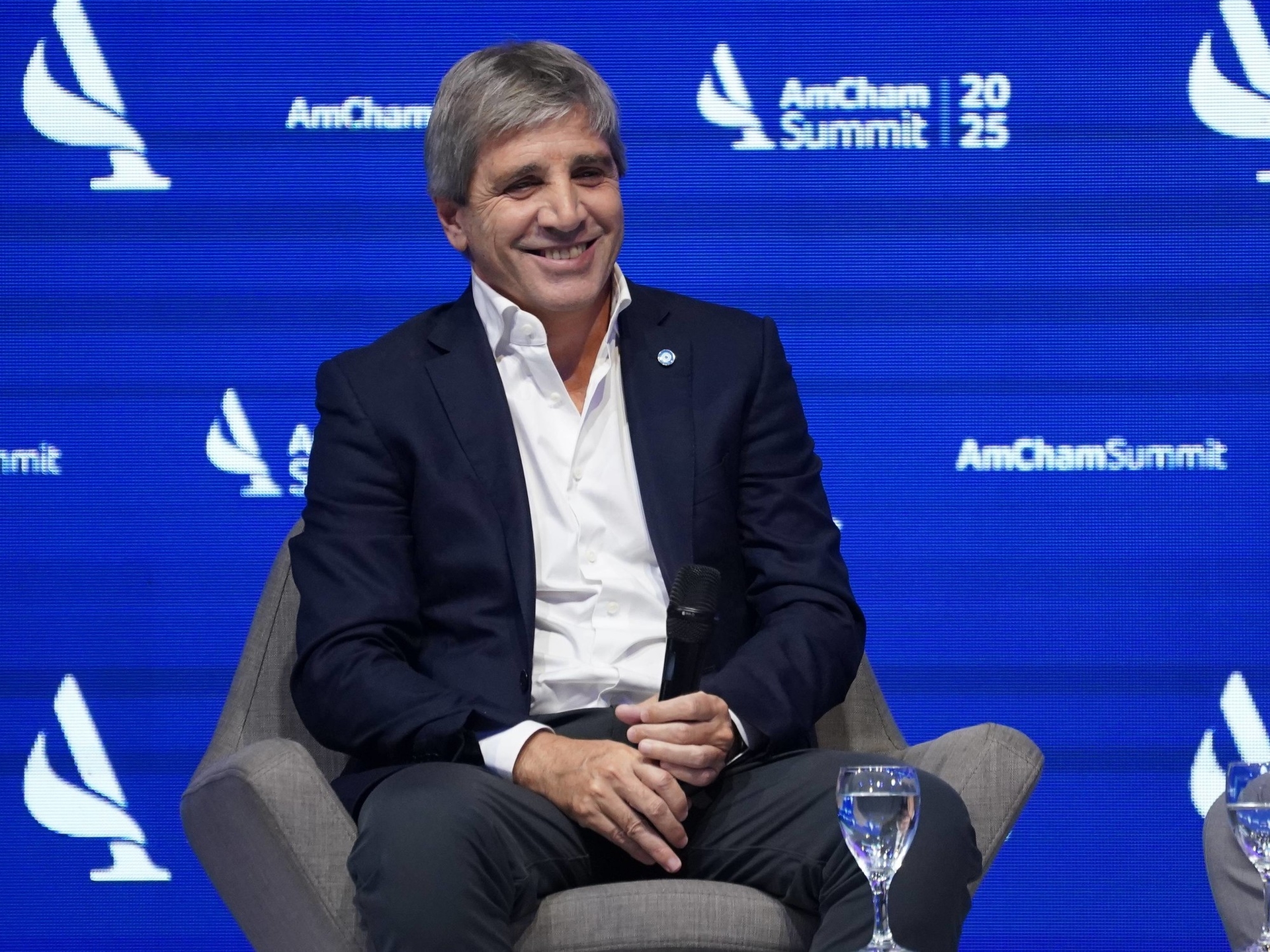 Luis Caputo chiede ai commercianti di fatturare in dollari e afferma: "Tenere i soldi in una cassetta di sicurezza è un pessimo affare".