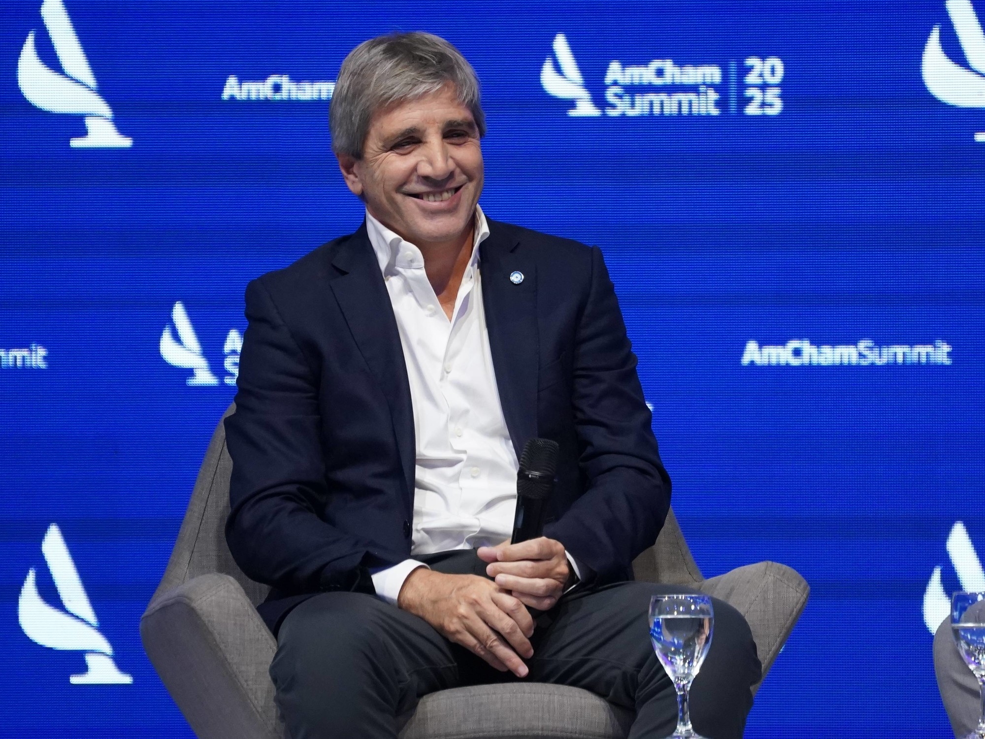 Luis Caputo chiede ai commercianti di fatturare in dollari e afferma: "Tenere i soldi in una cassetta di sicurezza è un pessimo affare".