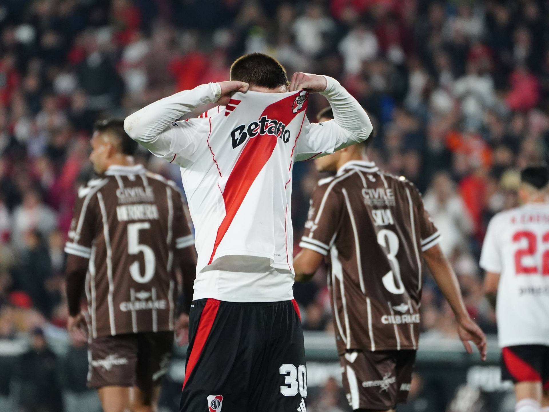 Platense had divine justice at the Monumental: they eliminated River on penalties despite the referee's gross error and will play against San Lorenzo.