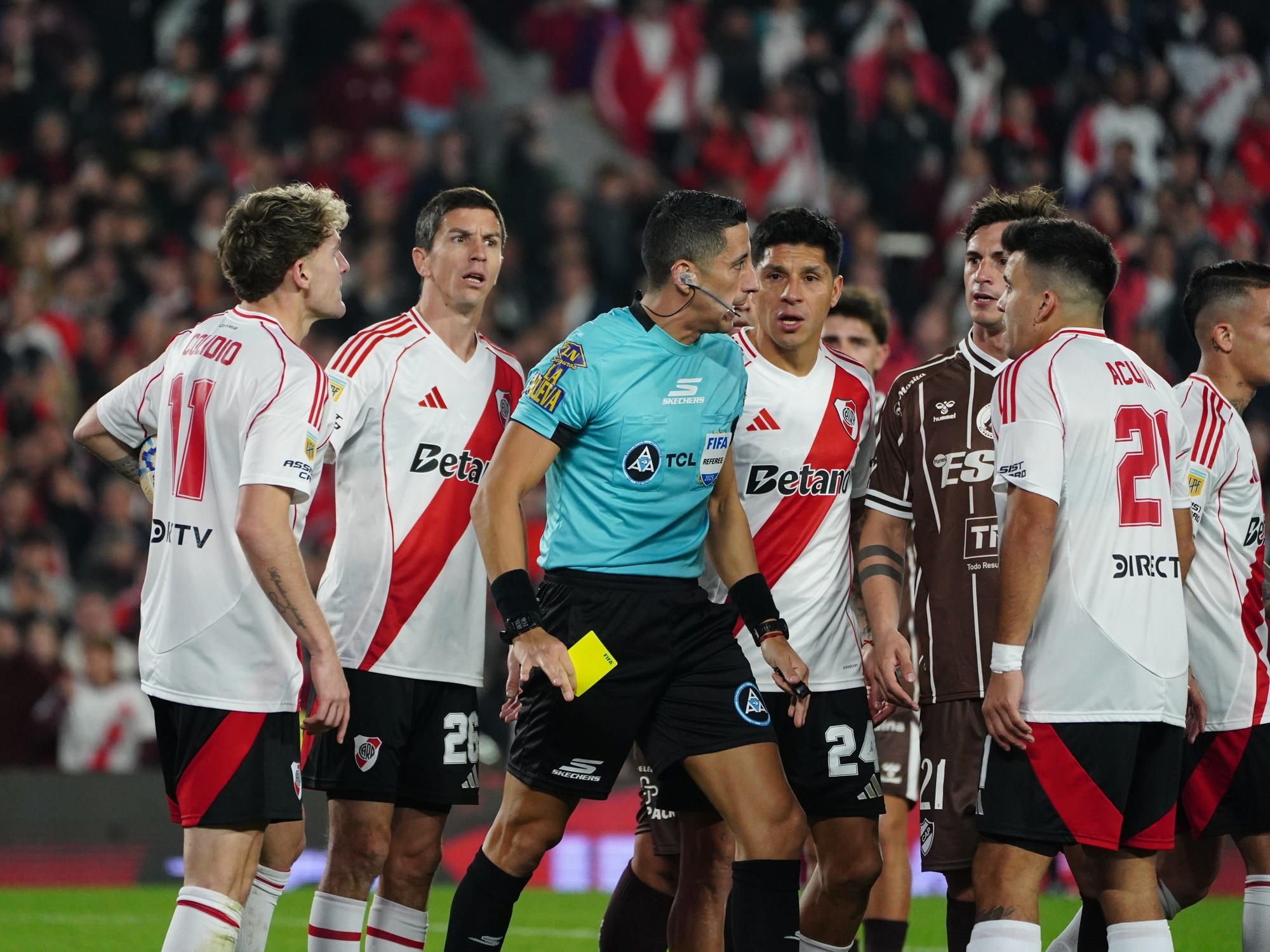 Referee Yael Falcón Pérez's glaring errors: from the missed red cards to the sideline before the penalty for River's draw against Platense