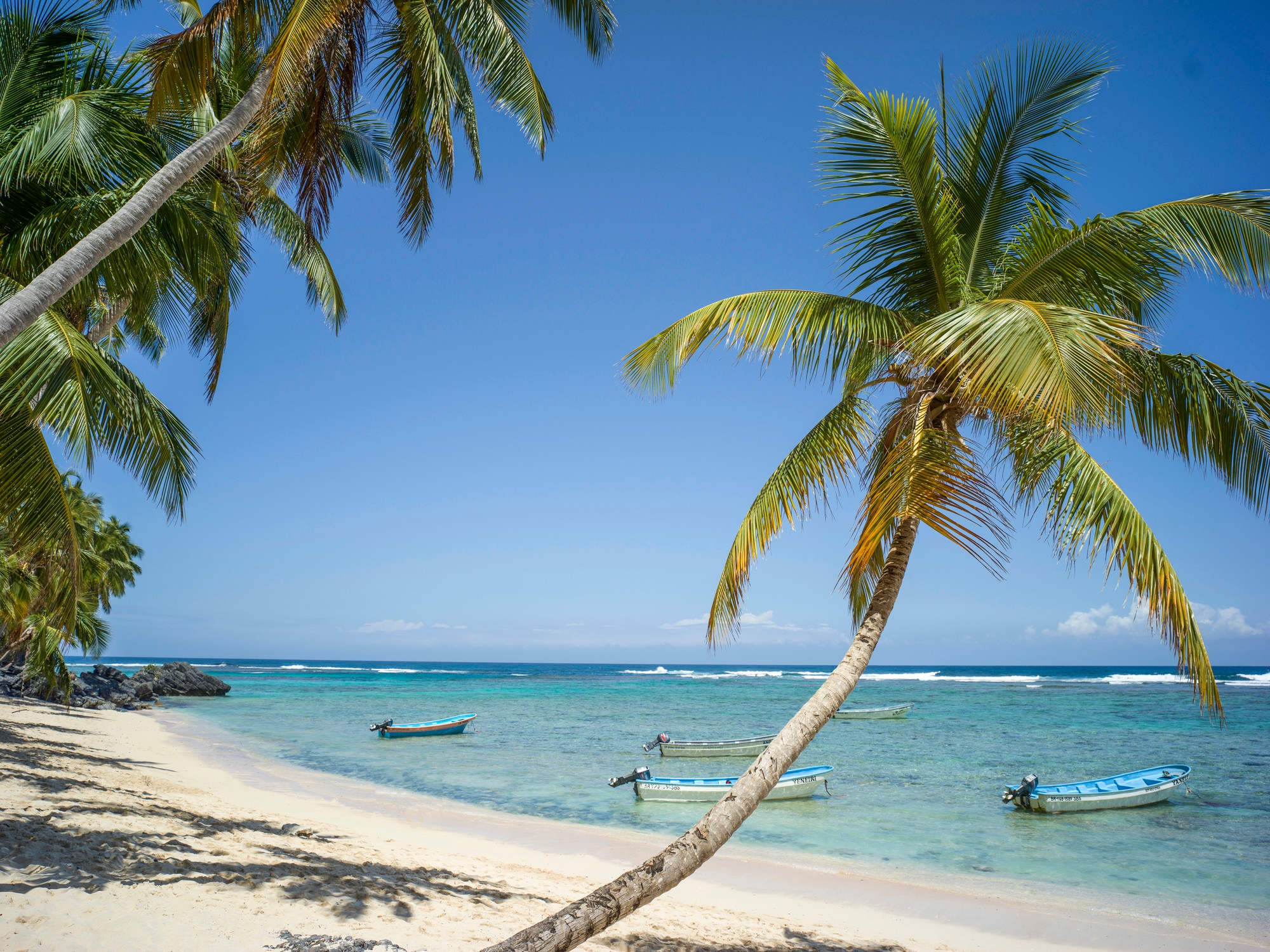 El destino del Caribe que se destaca por sus playas rodeadas de montañas verdes, cuevas y una famosa cascada cristalina