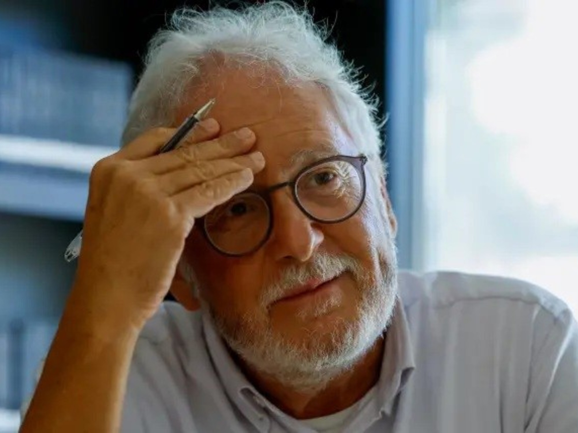 Héctor Abad Faciolince overleefde een Russische aanval in Oekraïne en vertelt het verhaal nu in een boek.