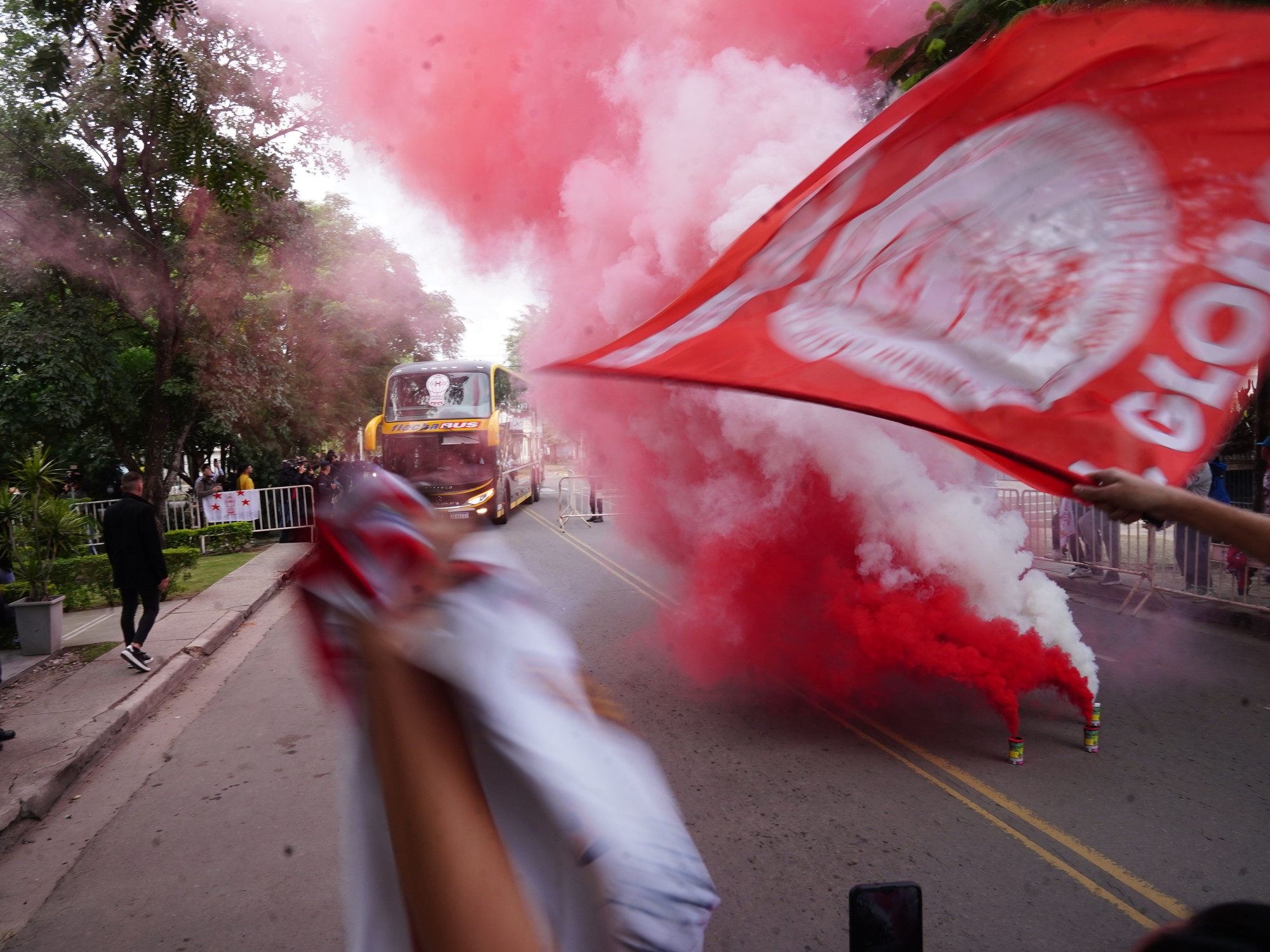 Huracán przybył do Santiago del Estero: na przyjęciu powitano papierosami, okrzyki urodzinowe dla Colo Gila i darmowe bilety dla fanów.