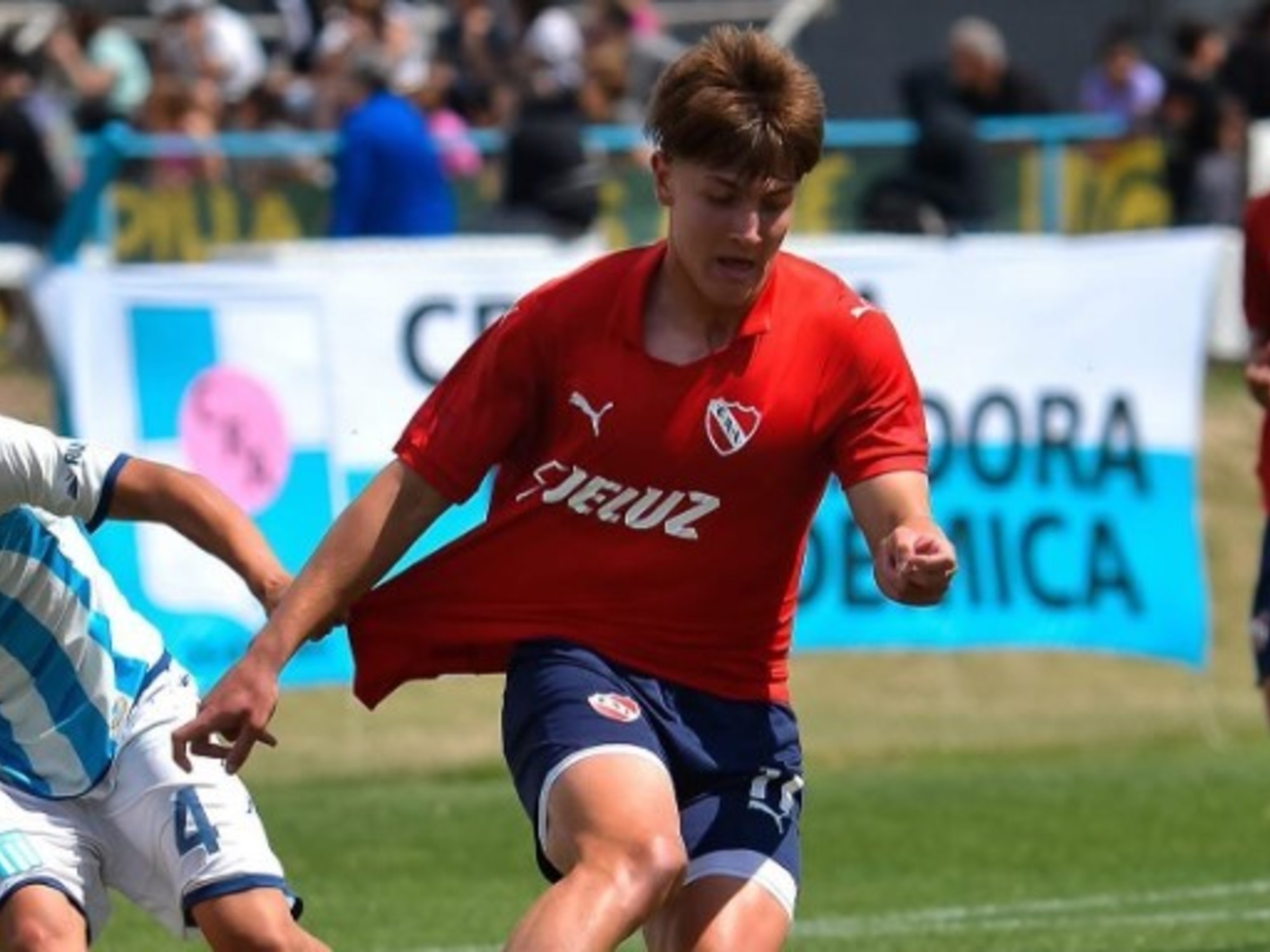 Hij is 17 jaar oud, speelt in het jeugdelftal van Independiente en werd dankzij een videogame opgeroepen voor het Hongaarse nationale team.