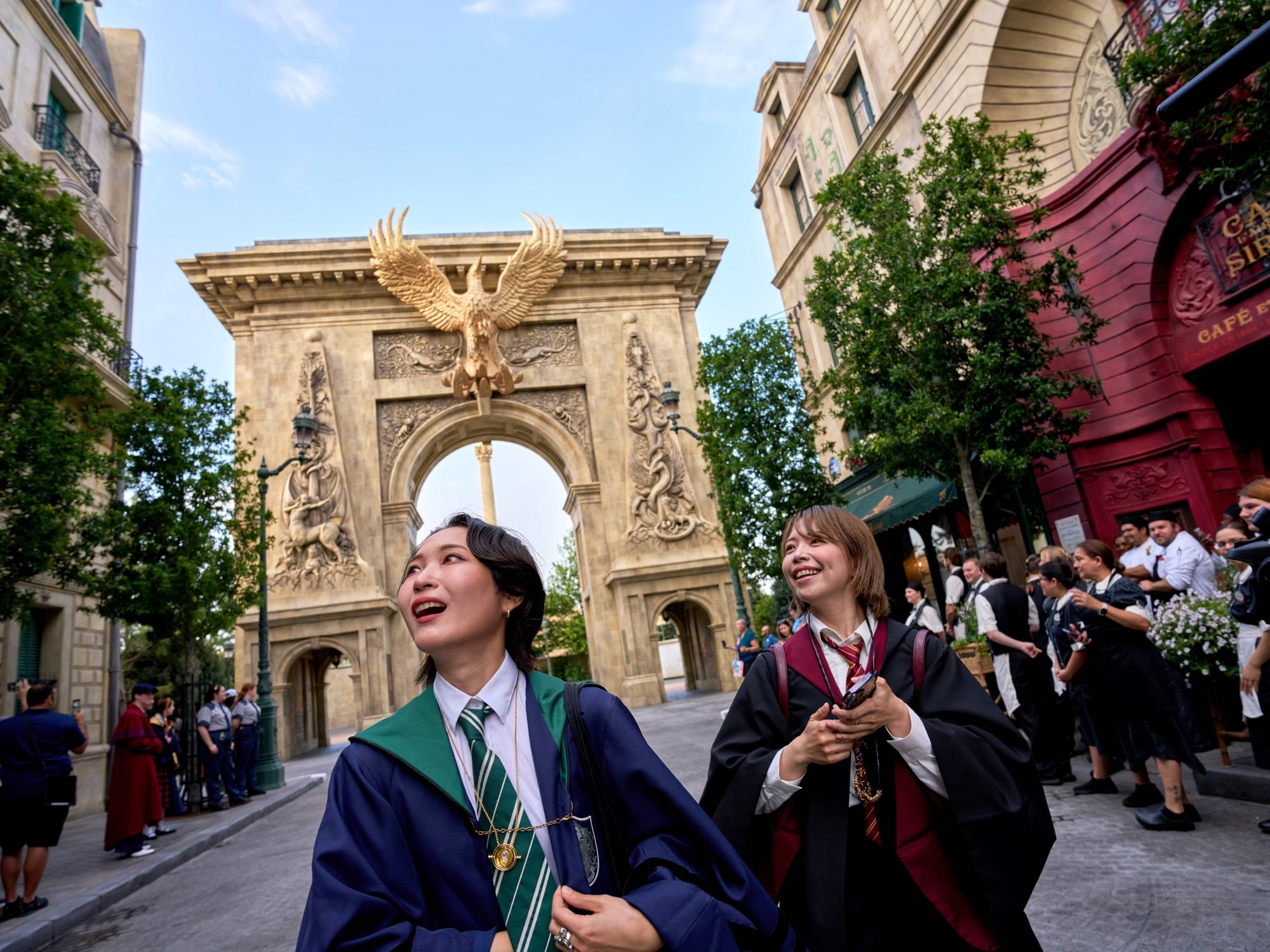 Epic Universe: Technological advances at Universal Orlando's new park, with dual-launch roller coasters, Super Nintendo games, and Harry Potter and Frankenstein simulators.
