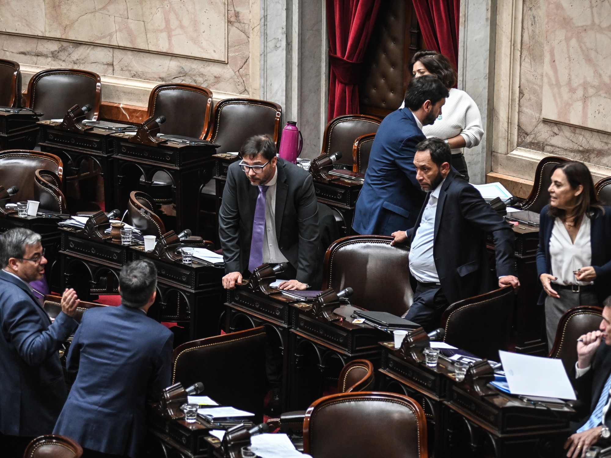 Druck auf Milei: Die Opposition im Repräsentantenhaus ist gespalten, fordert zwei Sitzungen am selben Tag, und es gibt Zweifel an der Beschlussfähigkeit.