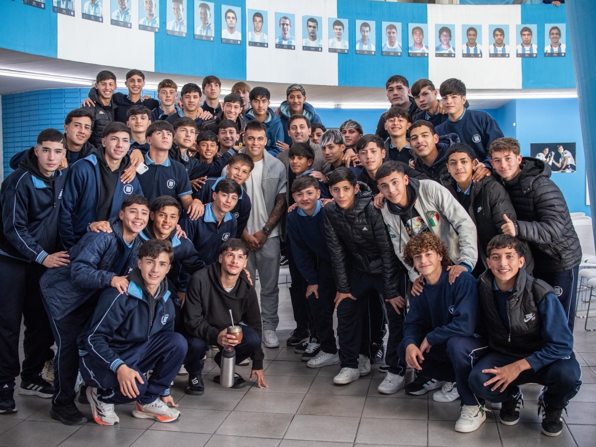 Lautaro Martínez w Buenos Aires: był na stadionie Tita, należącym do Racing, a wieczorem na Bombonerita, aby oglądać grę swojego brata w Narodowej Lidze Koszykówki.