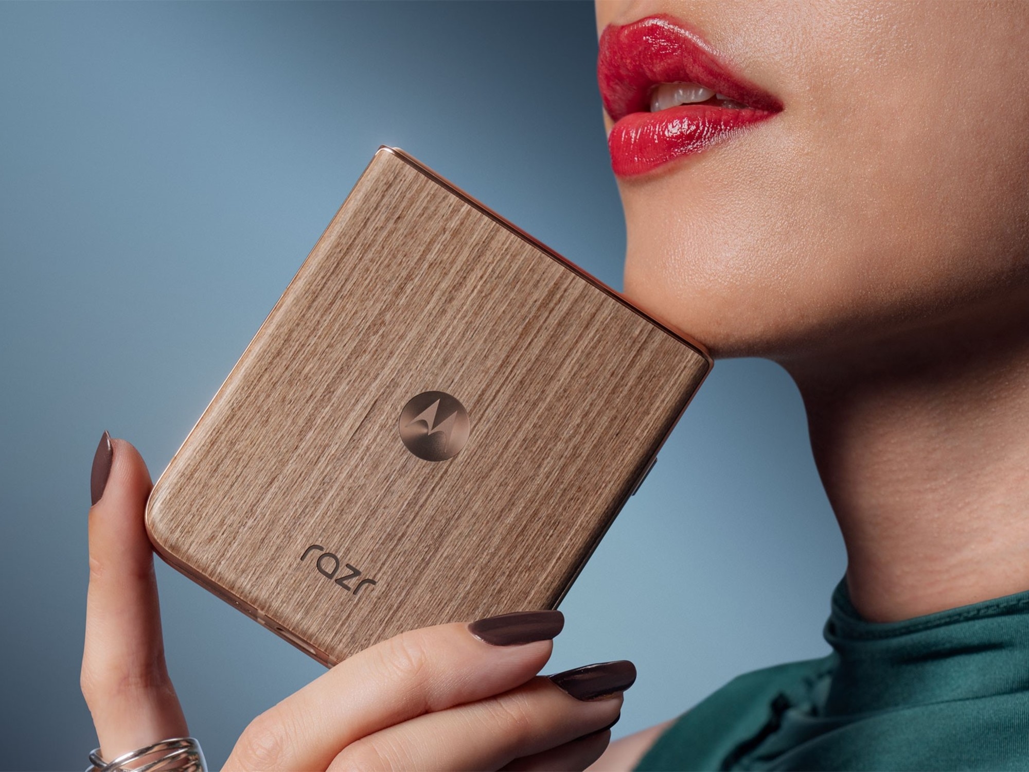 Handys werden schwarz: Welche Farben und Materialien liegen im Trend?