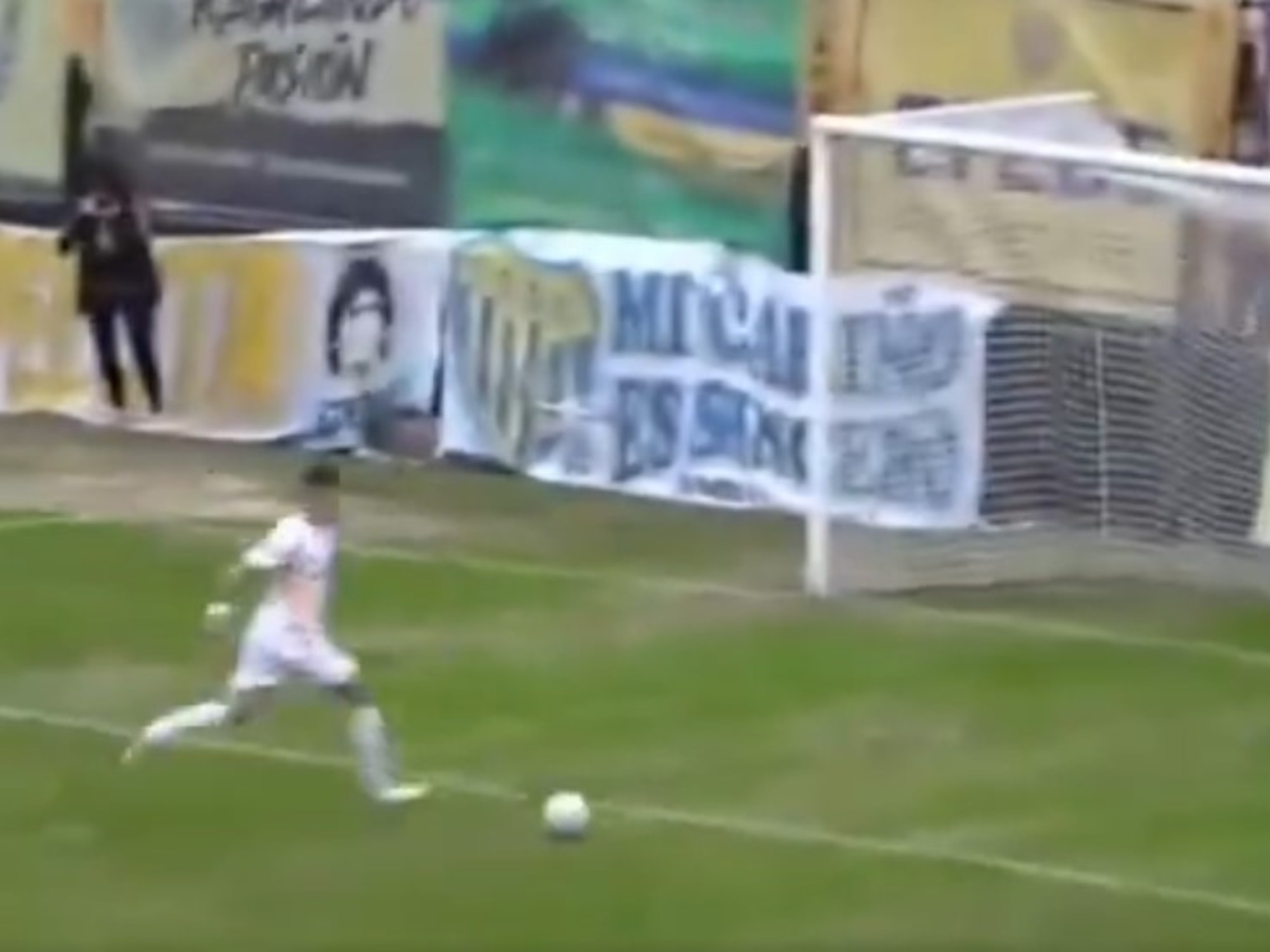 Battaglia reale al Dock Sud contro il Sacachispas: Mauro Schönfeld ha segnato un gol senza portiere, "per mettersi in mostra", e la partita è finita con una rissa.