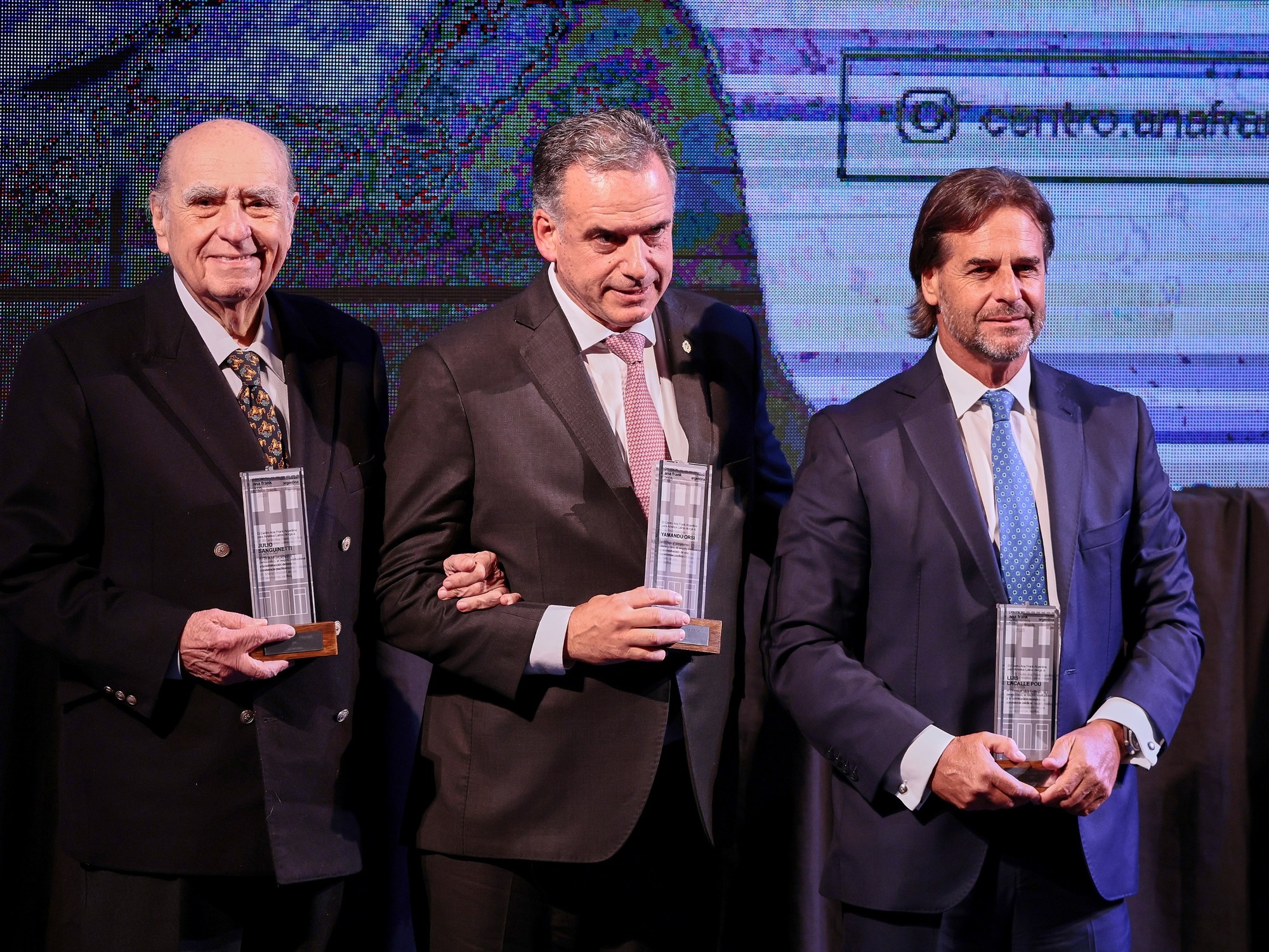 Uruguay Devlet Başkanı ve iki selefi, ifade özgürlüğüne saldıranları kınadıkları bir etkinlikte.