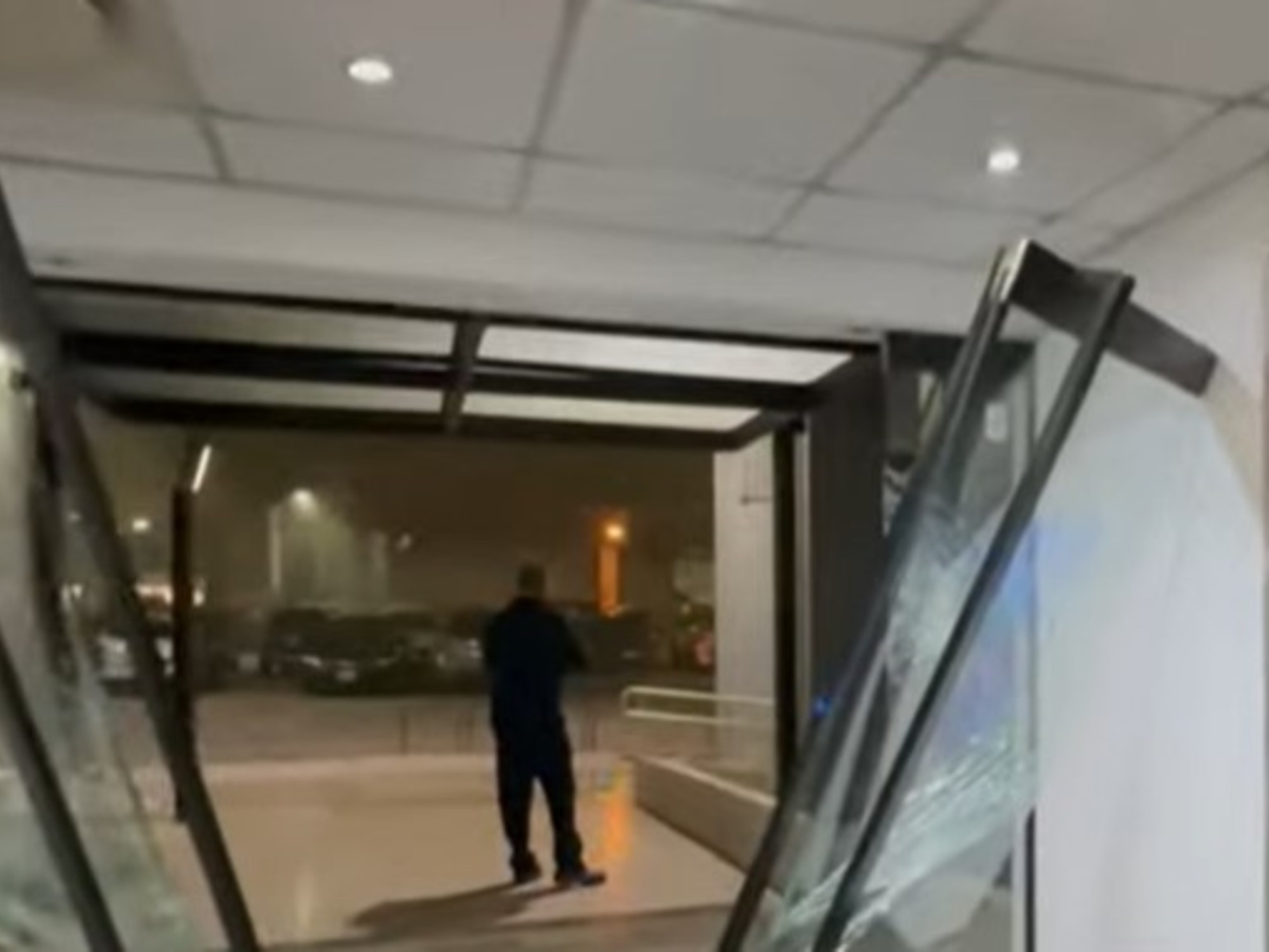 Les militants de La Cámpora sont entrés dans la chaîne TN et ont tout détruit, depuis la réception jusqu'à la vitrine des récompenses.