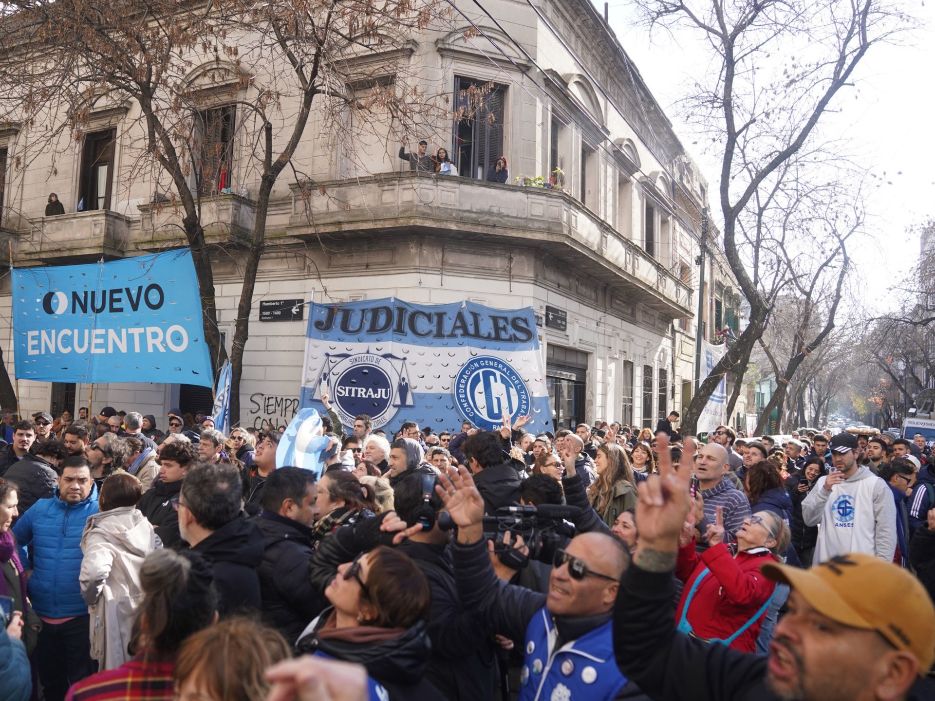Cristina condannata: il giudice ha ordinato l'ispezione dell'appartamento in cui l'ex presidente ha chiesto gli arresti domiciliari.