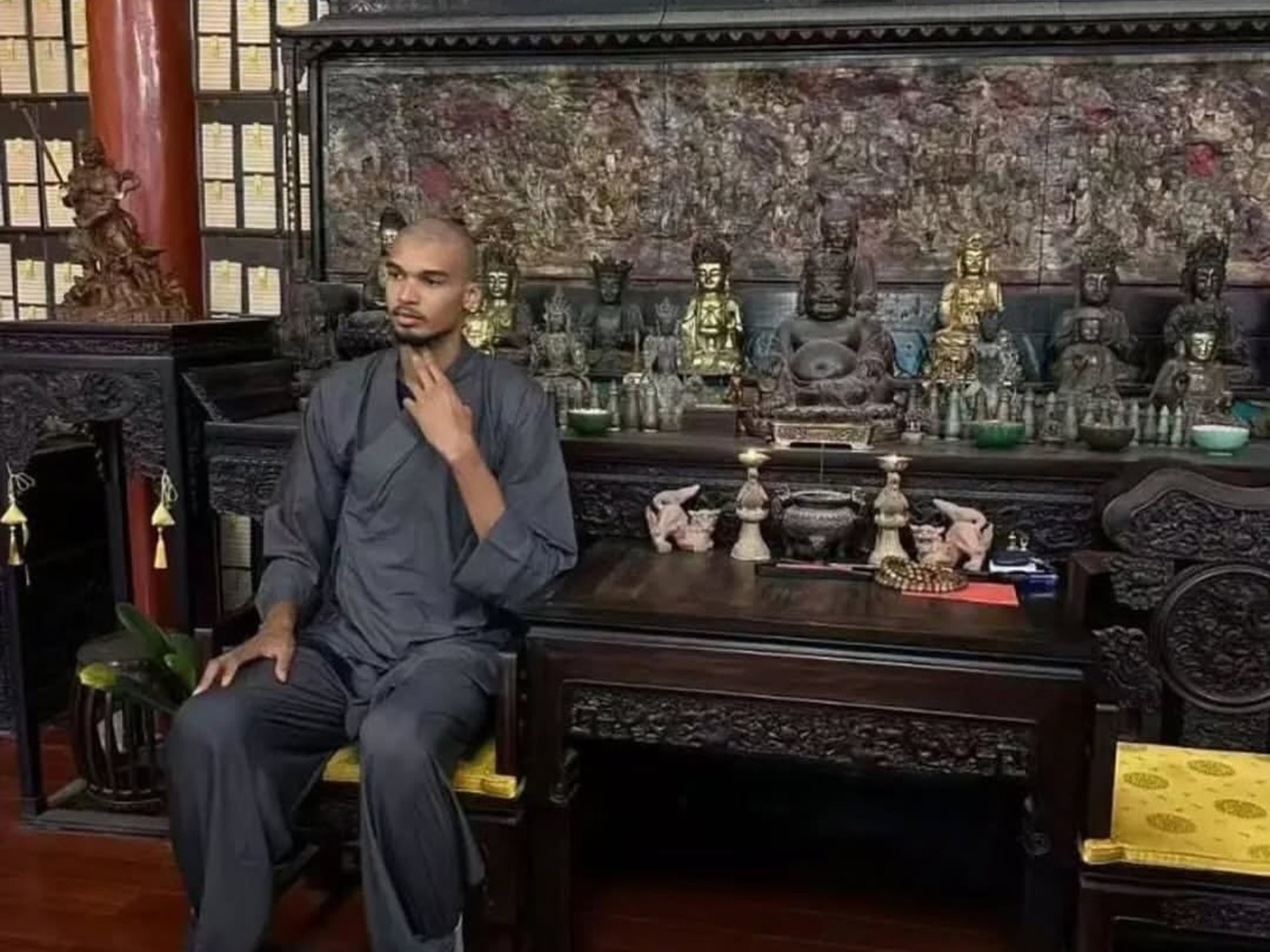 Victor Wembanyama si recò in un tempio Shaolin in Cina: si rasò la testa, indossò le sue vesti e trascorse dieci giorni meditando con i monaci.