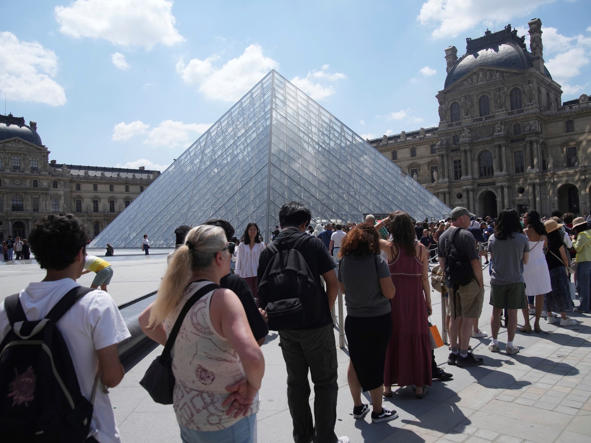 Louvre kapılarını kapattı: İşçiler aşırı turizme karşı grevde.
