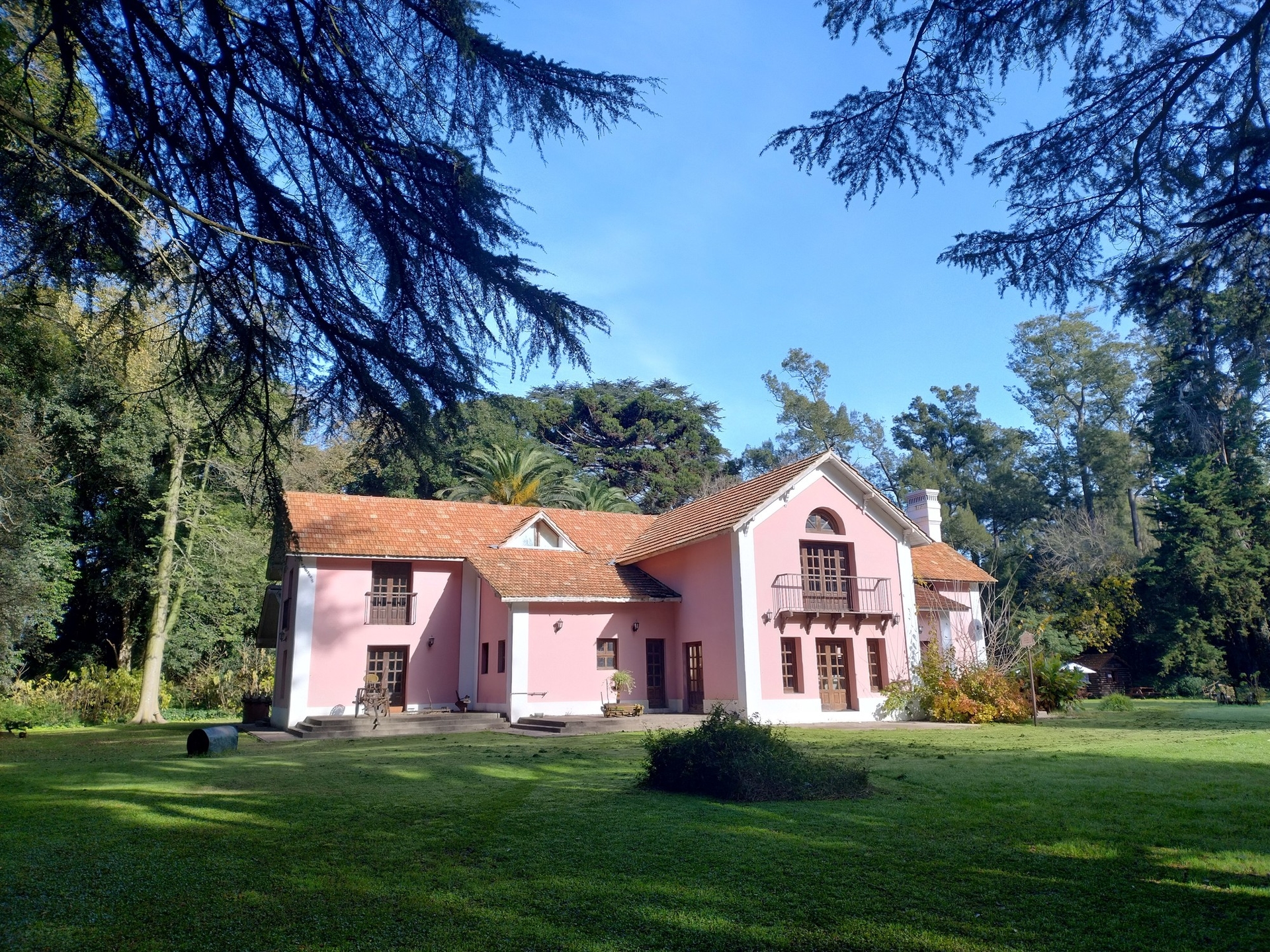 Un bosque de Hansel y Gretel, un "museo donde se come", termas y la costanera sobre el río: todo lo que hay que saber para una escapada a General Belgrano