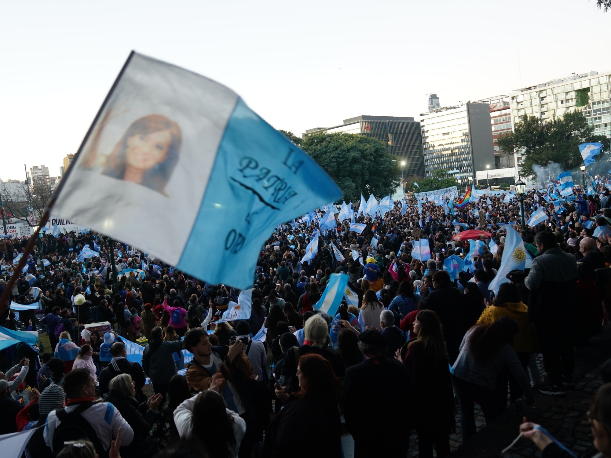 Zonder haar straf of huisarrest te vermelden, bekritiseerde Cristina Kirchner Milei's economische plan en noemde Bullrich "rampzalig".