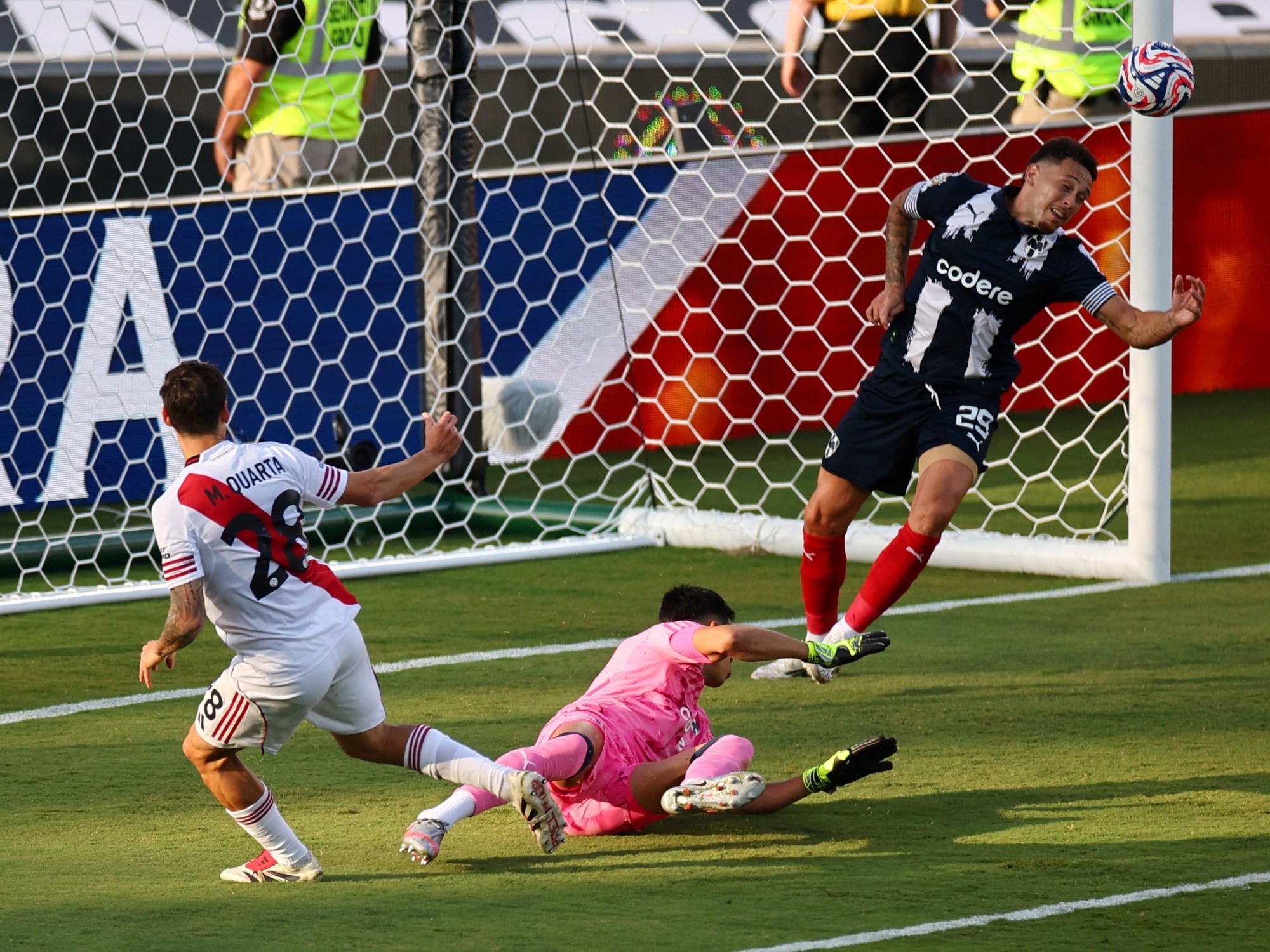 The incredible goal that Martínez Quarta missed for River at the end of the first half against Monterrey