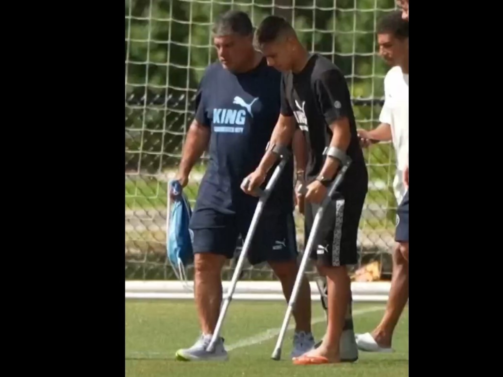 Echeverri and a worrying image wearing a walking boot and crutches at Manchester City training: Will he miss the World Cup?