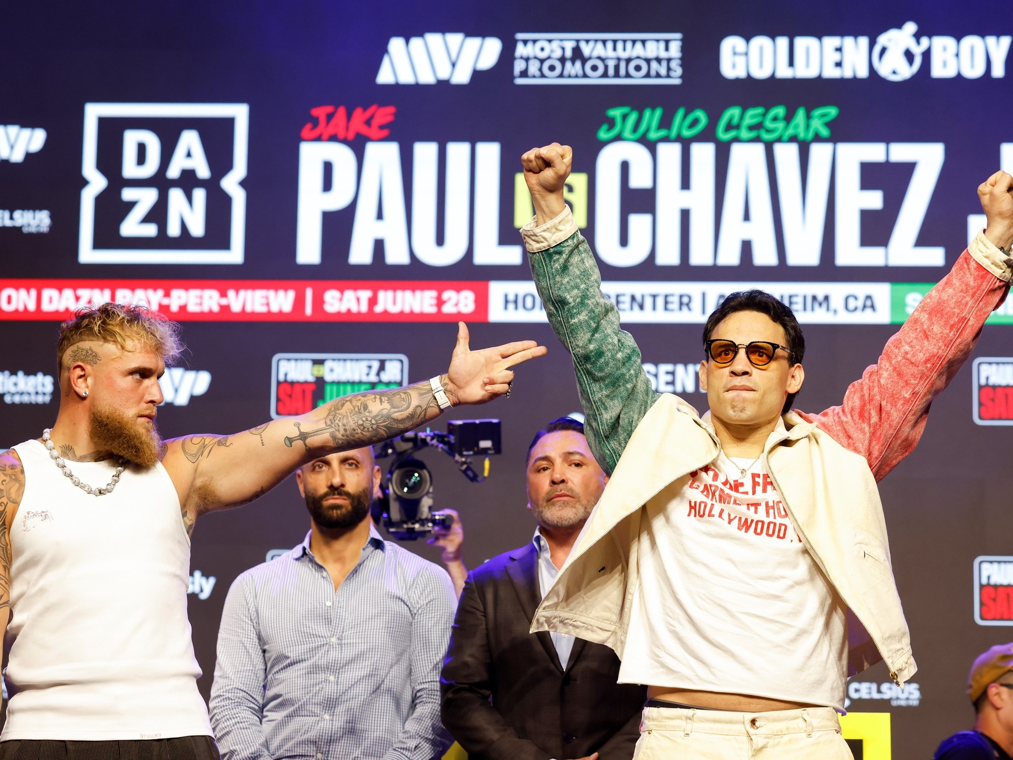 The story of Julio César Chávez Jr., the boxer who grew up in his father's shadow and returns to the ring for a dubious challenge with Jake Paul.