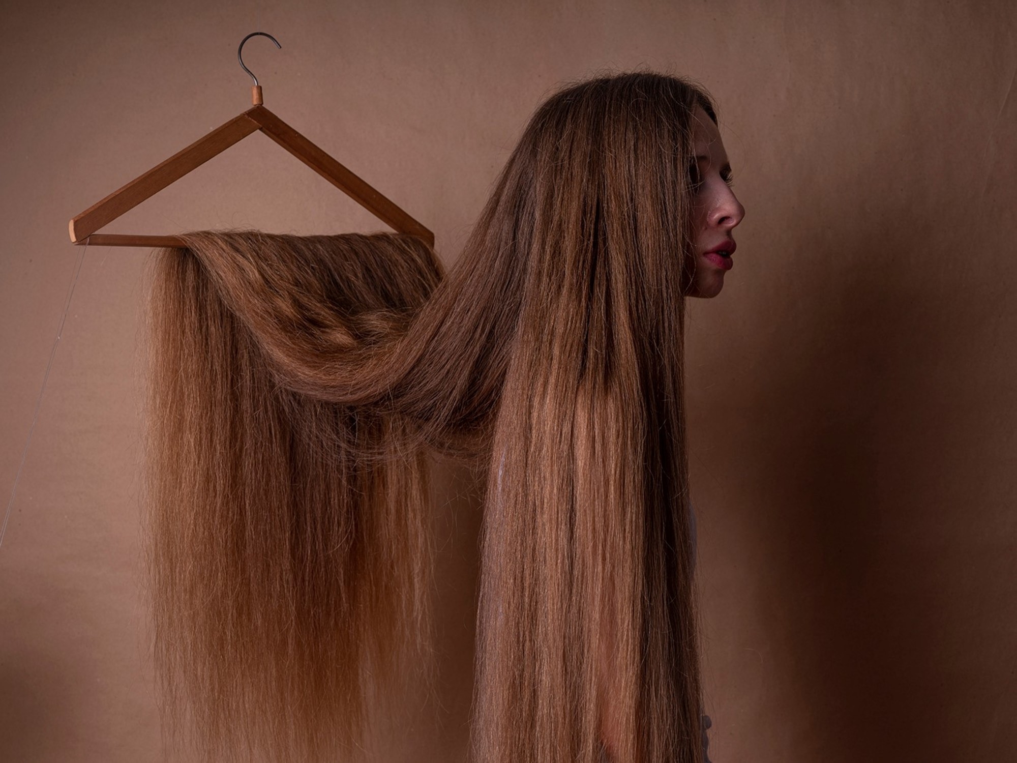 „Die Langhaarigen“: Irina Werning stellt 20 Jahre Fotografien über die Symbolik langer Haare in Ahnengemeinschaften aus.