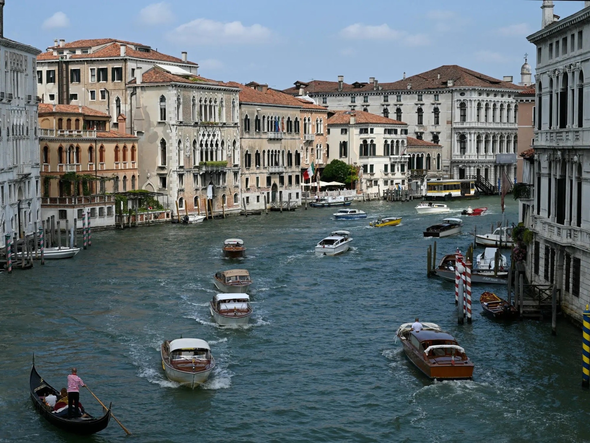 Nonostante le proteste per le nozze di Jeff Bezos e Lauren Sanchez a Venezia, le autorità celebrano l'impatto economico e pubblicitario della destinazione.